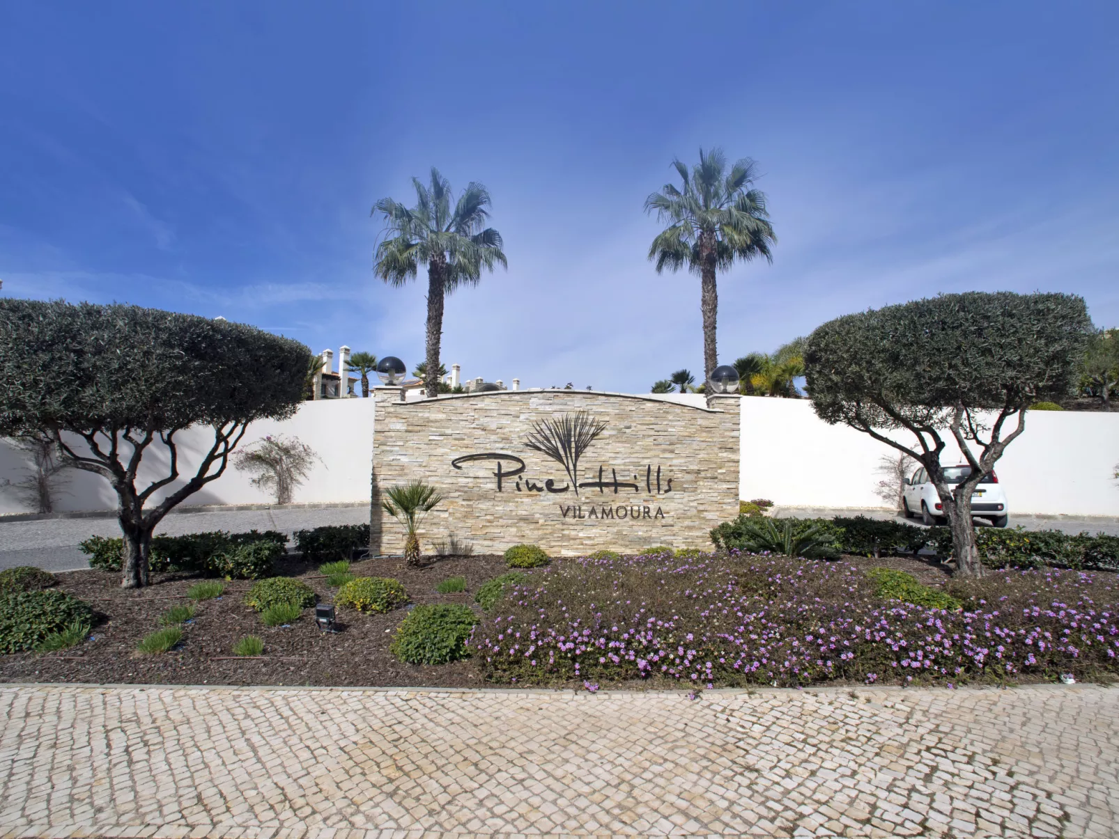 Pine Hills Cristal-Outside