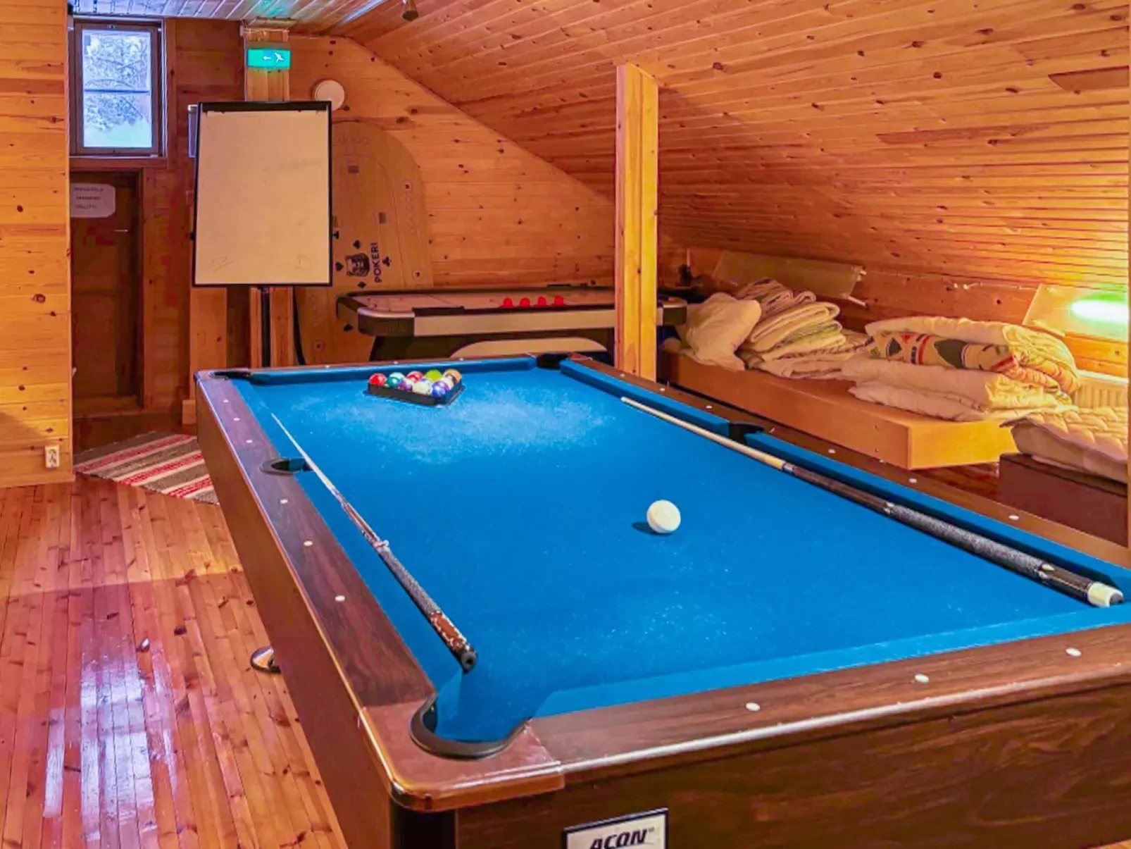 Domnan pirtti-Drinnen