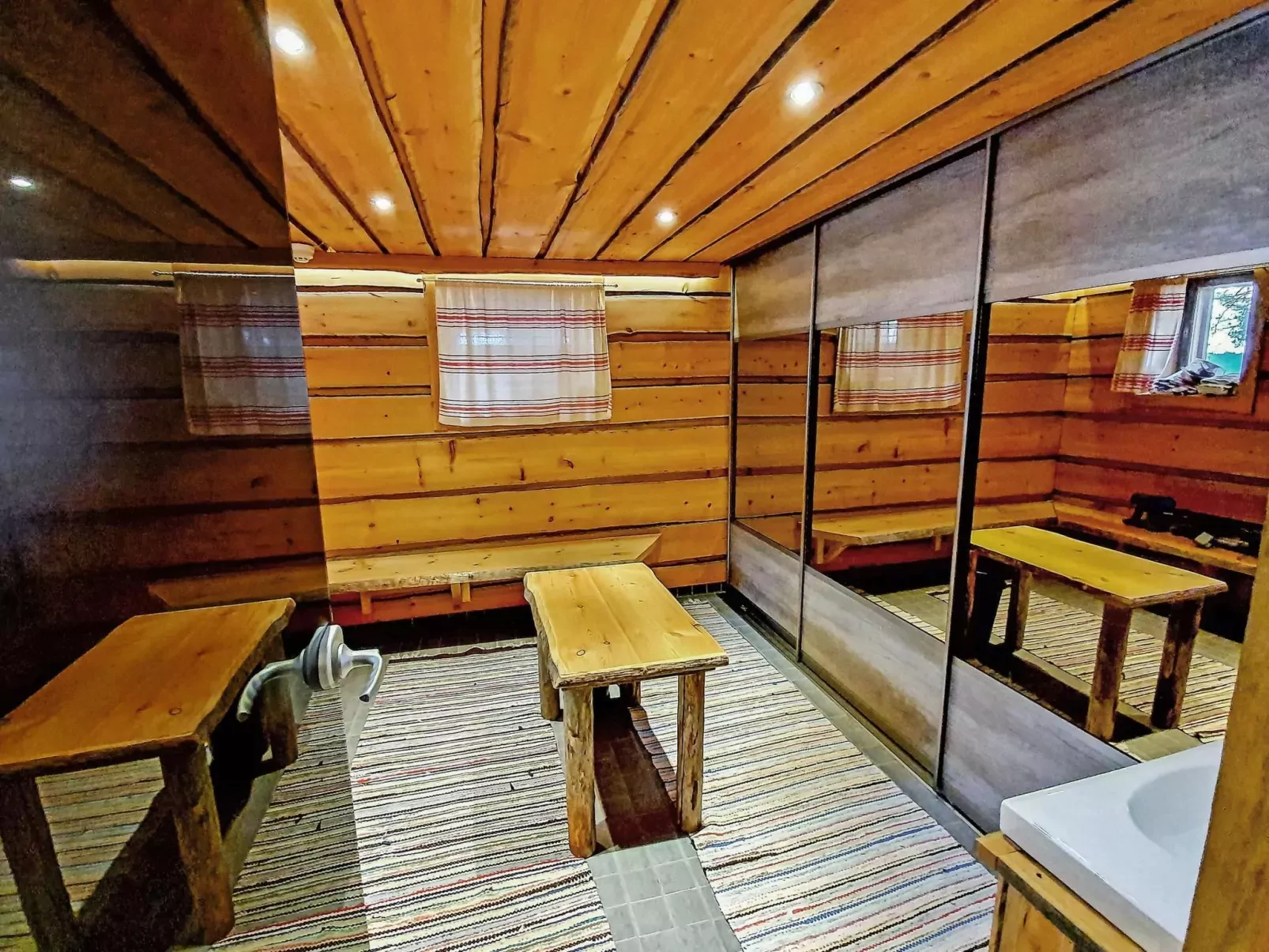 Domnan pirtti-Drinnen