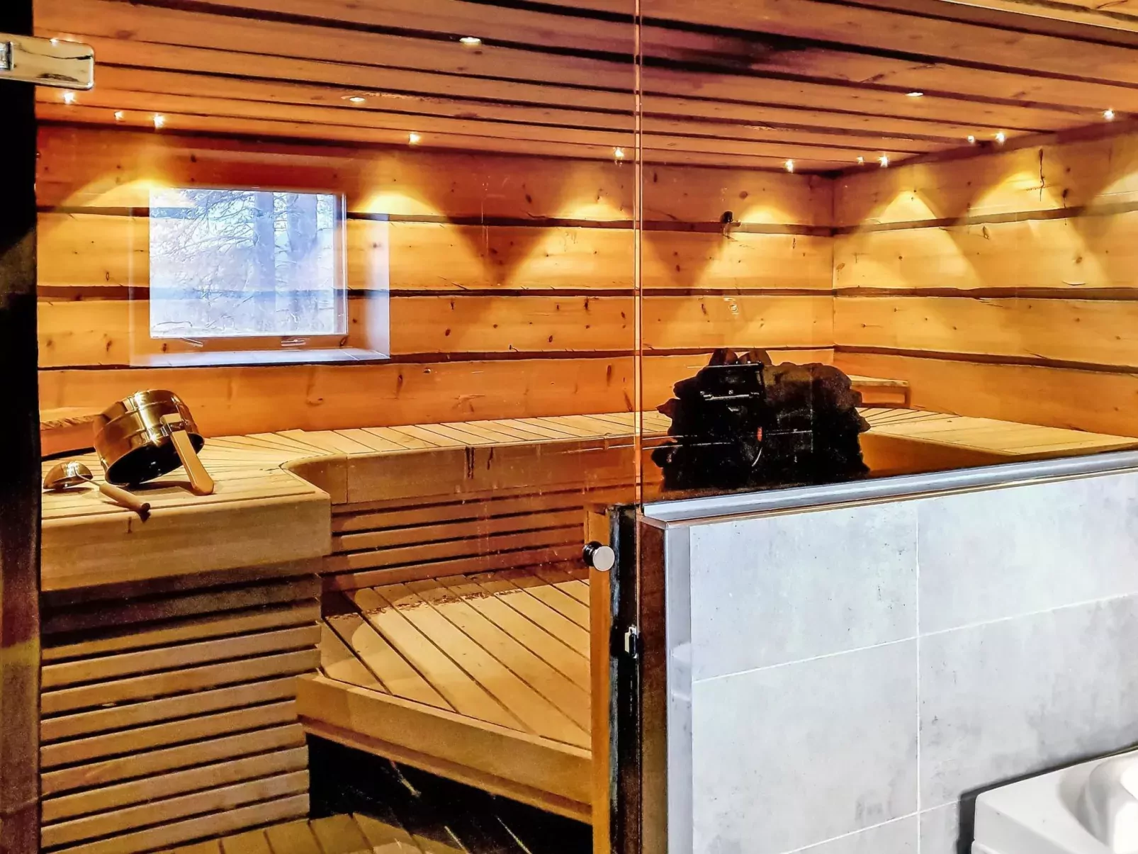 Domnan pirtti-Drinnen