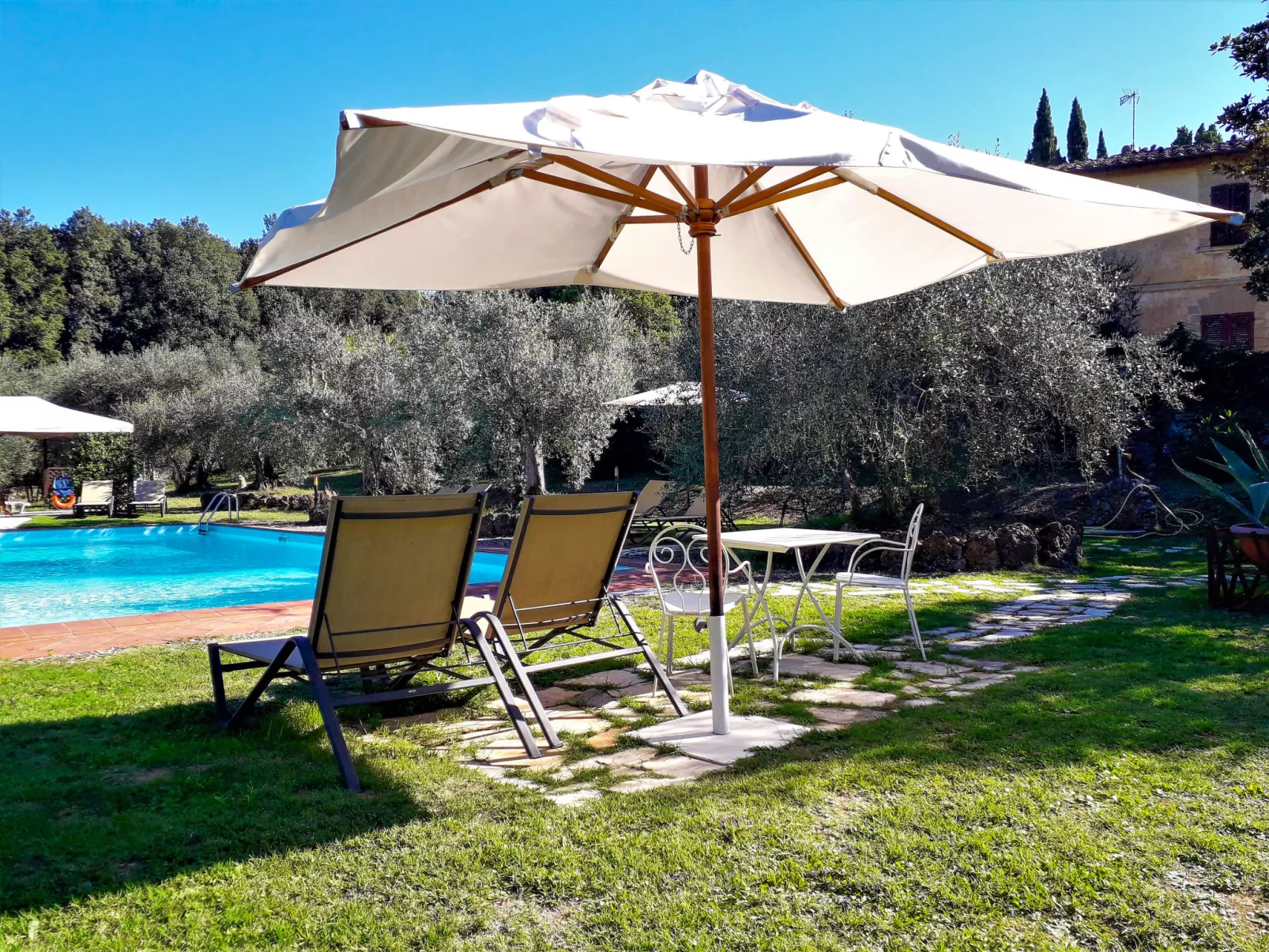 Il Nespolo-Outside