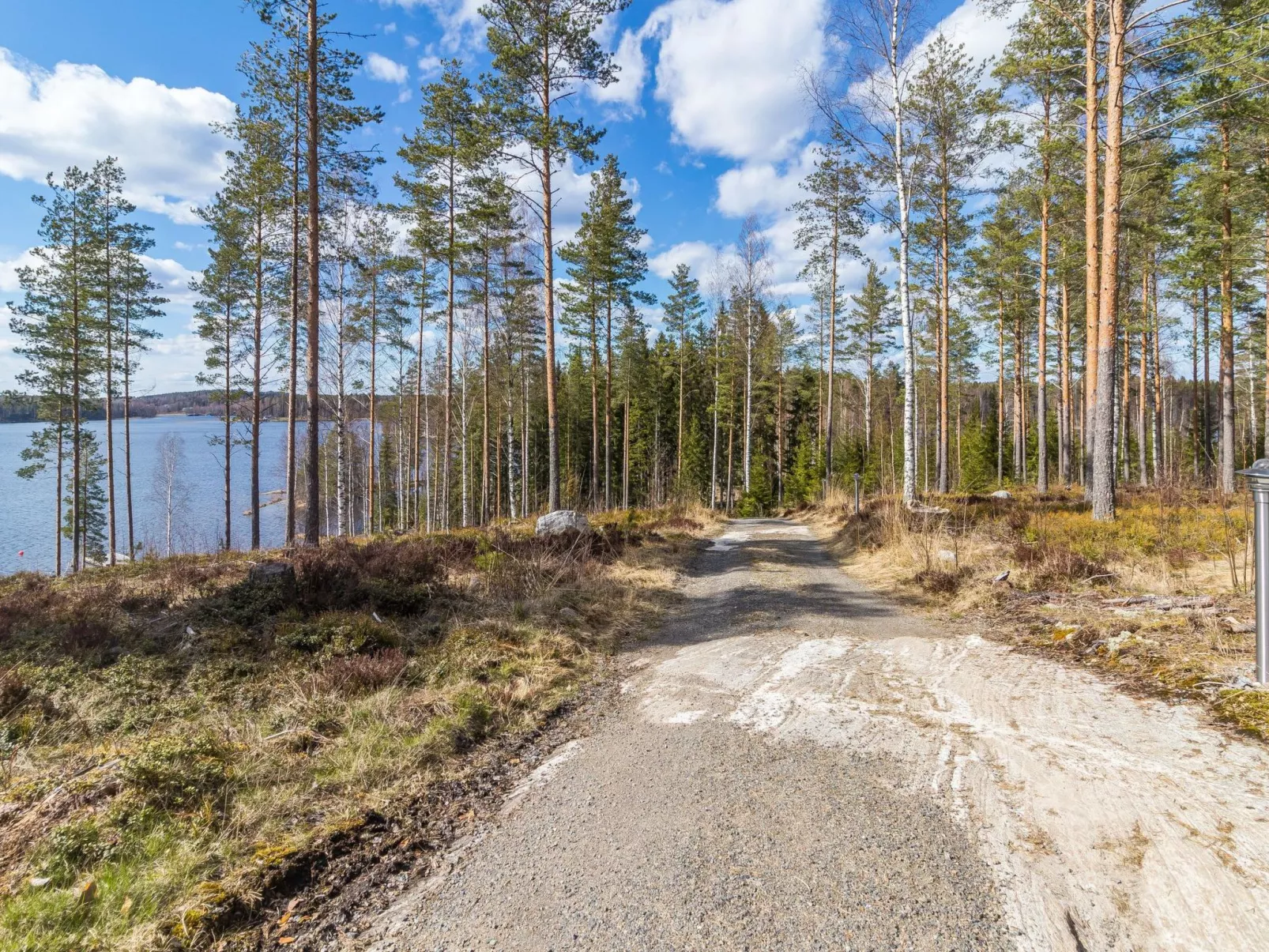 Hämyrinne-Outside