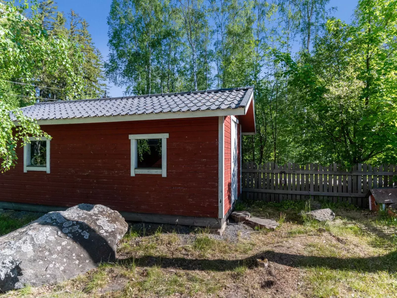 Lampaluodon punainen tupa-Outside