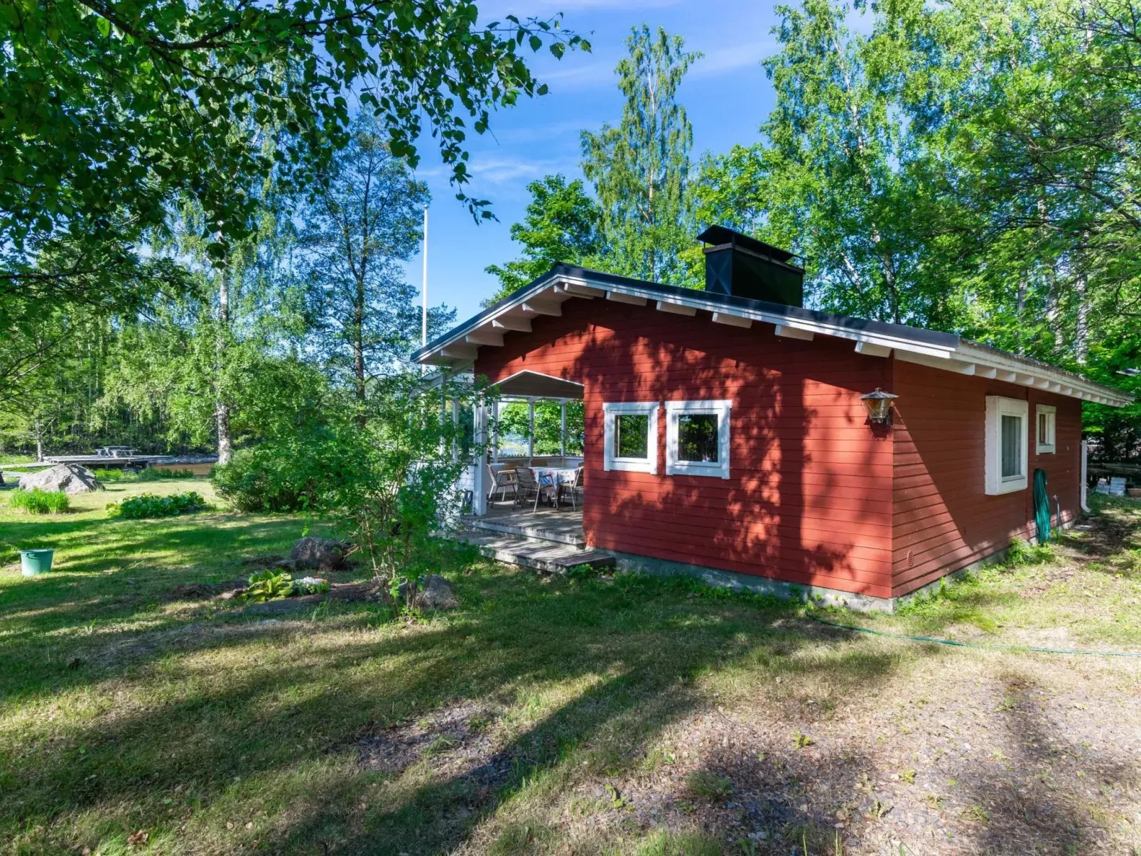 Lampaluodon punainen tupa-Outside