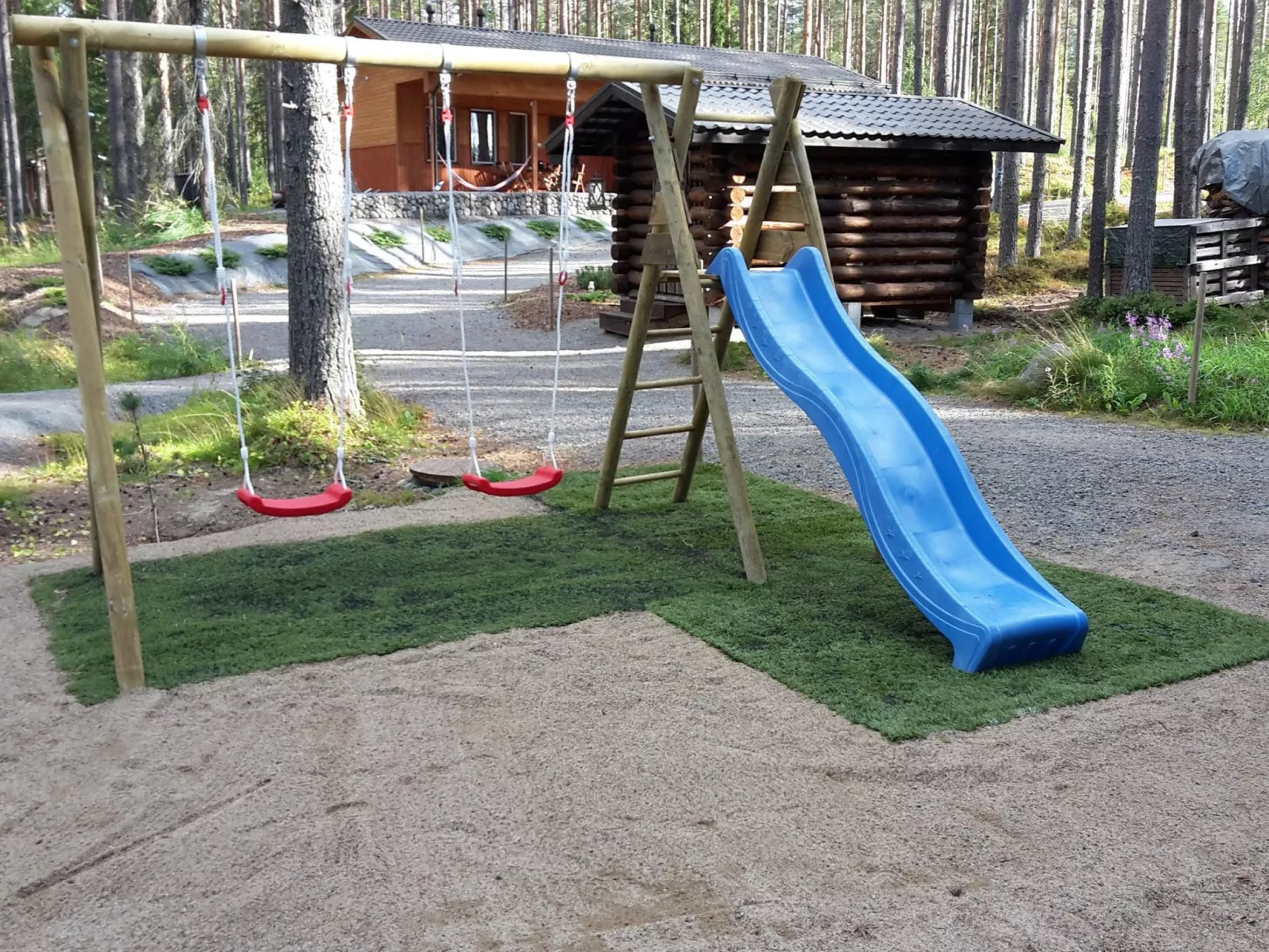 Lepovalkeinen-Outside