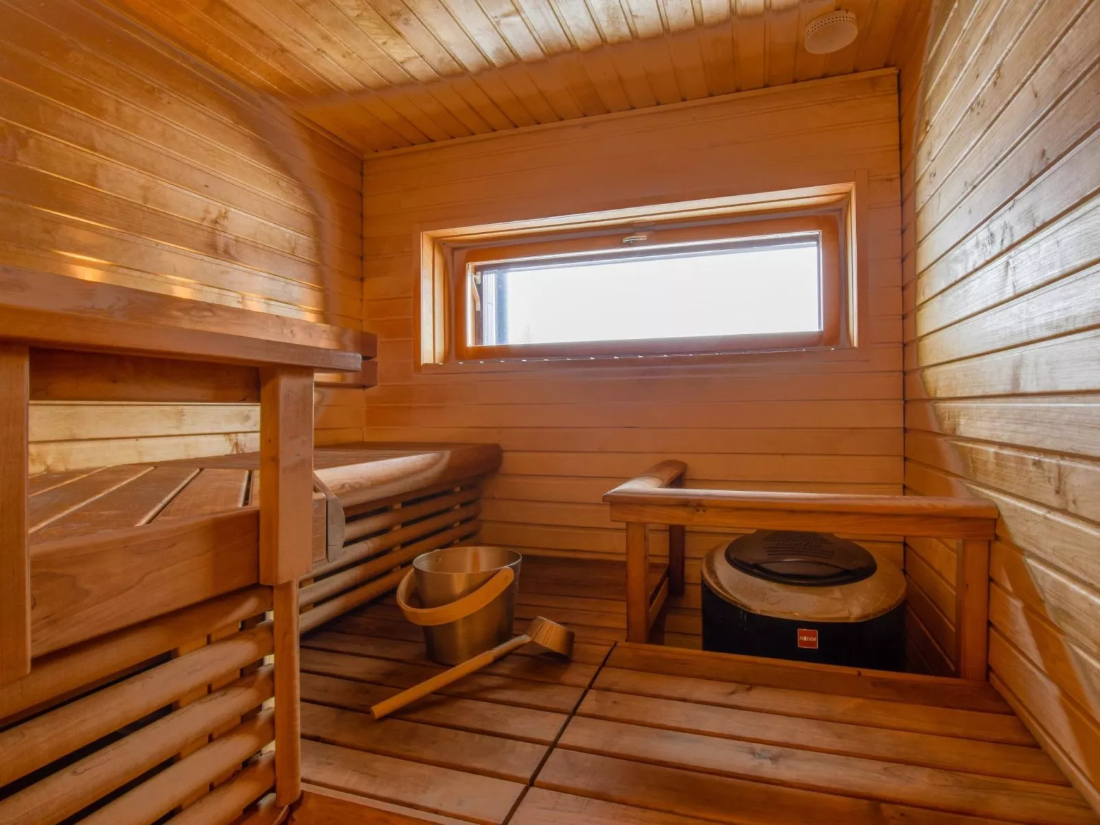 Tahko spa junior suite orange b6-Inside