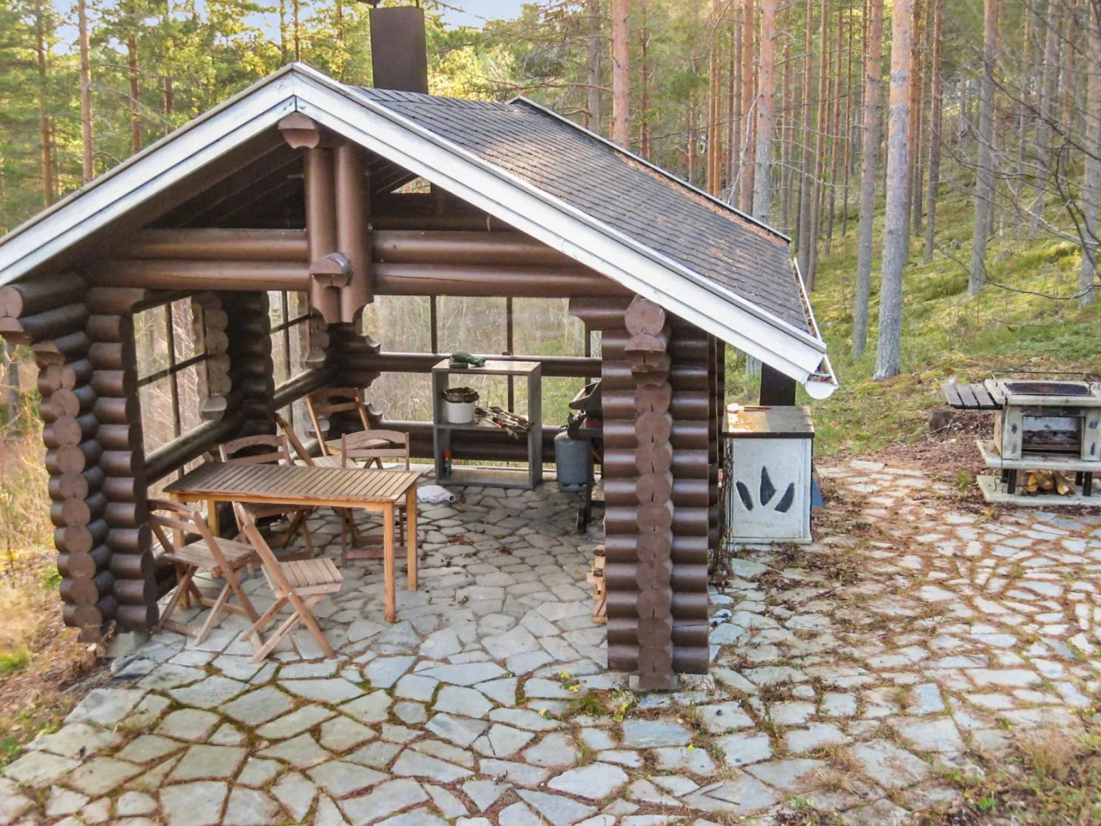 Mäkrä 1-Outside