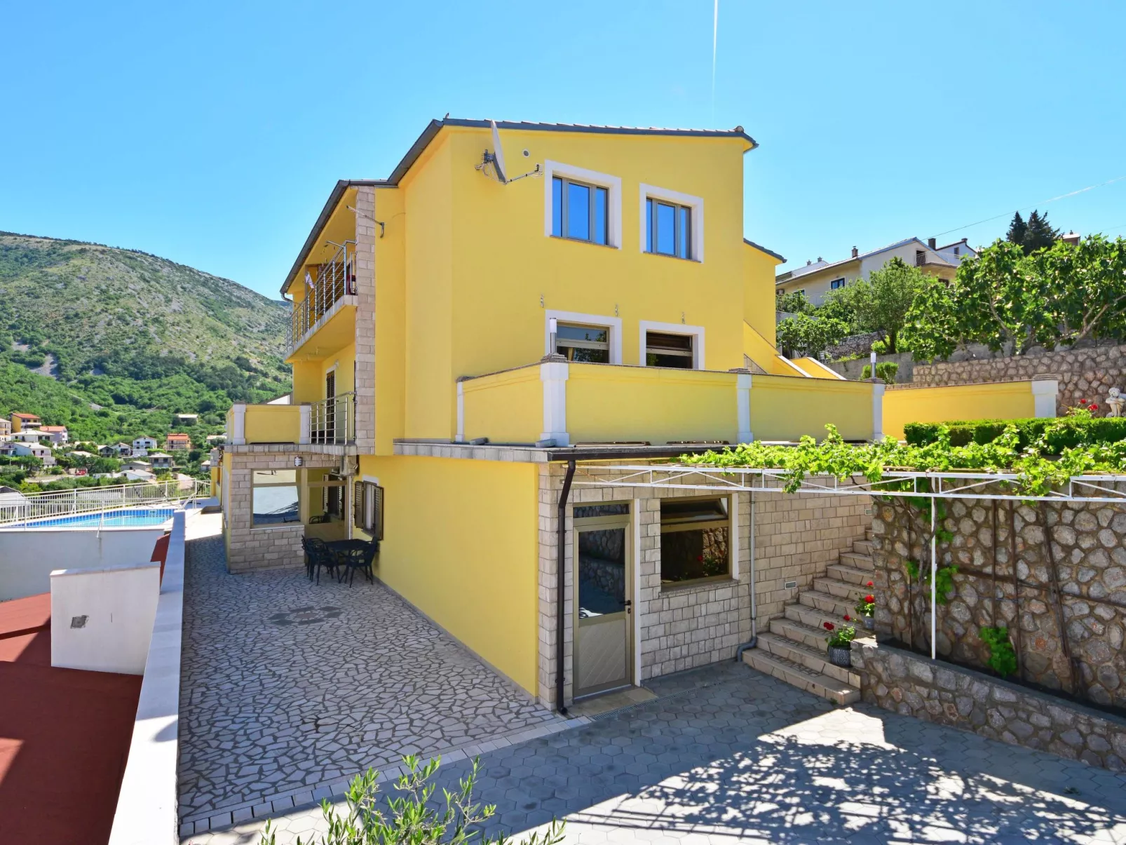 Miškulin-Outside
