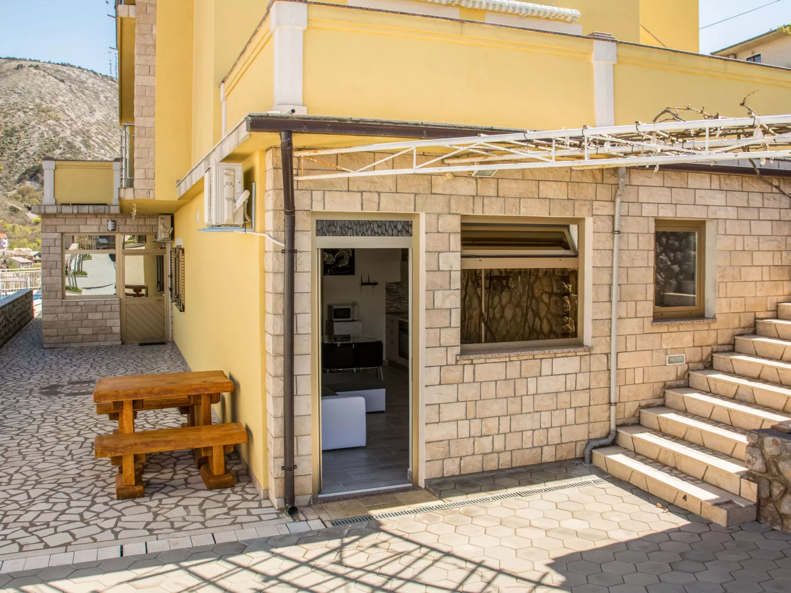 Miškulin-Outside
