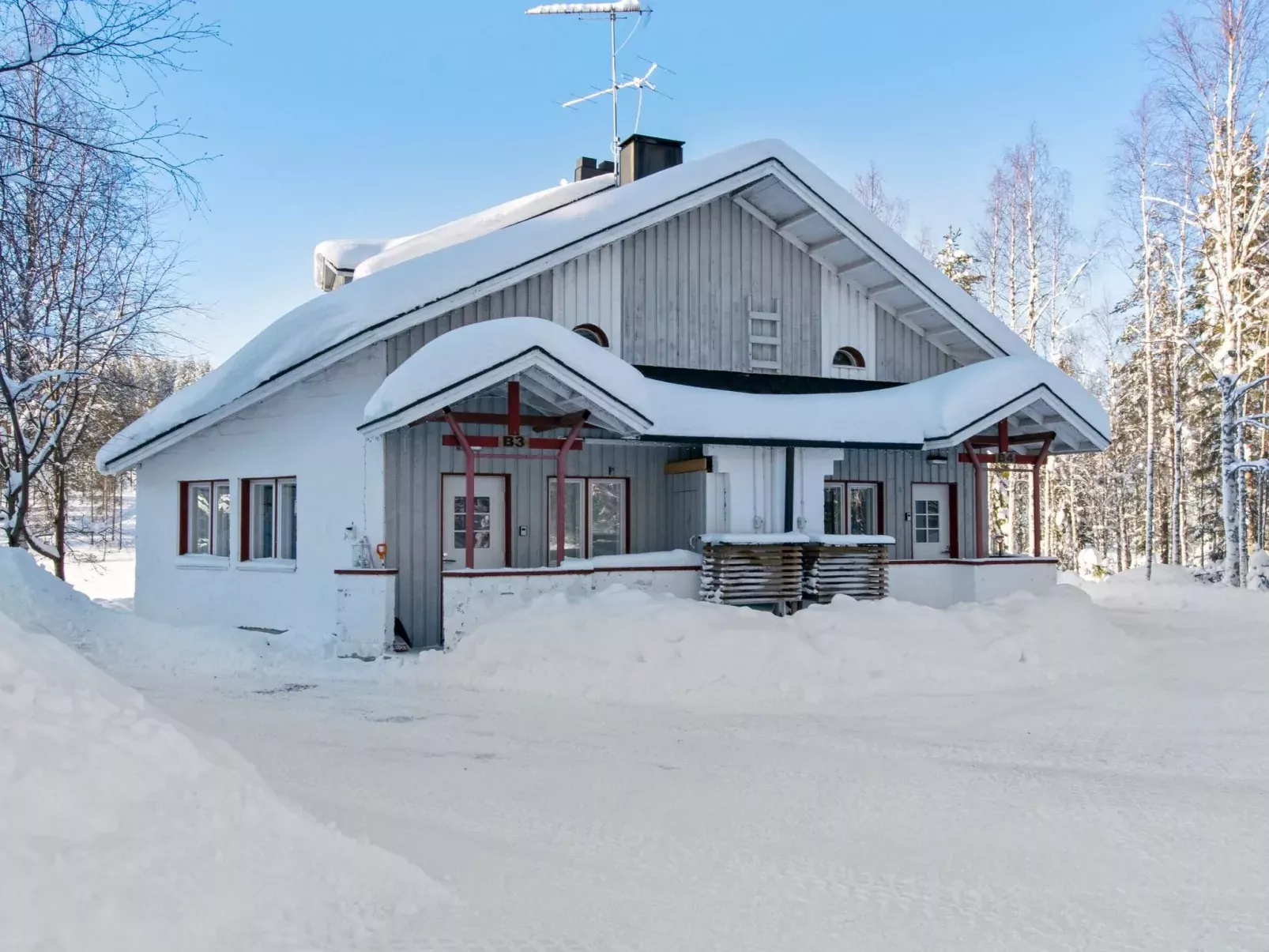 Hallantytär b3 paritalo-Draußen