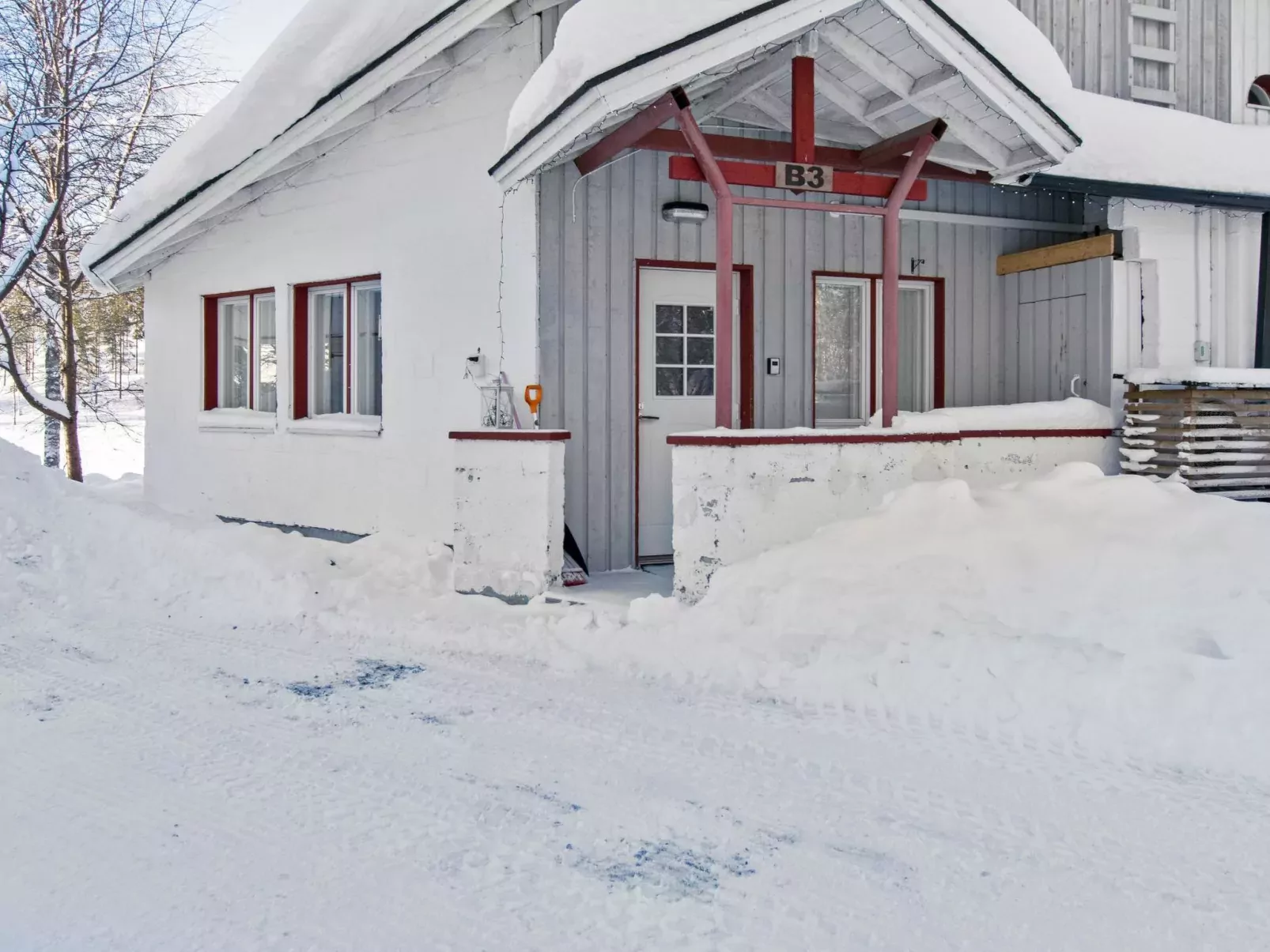 Hallantytär b3 paritalo-Draußen