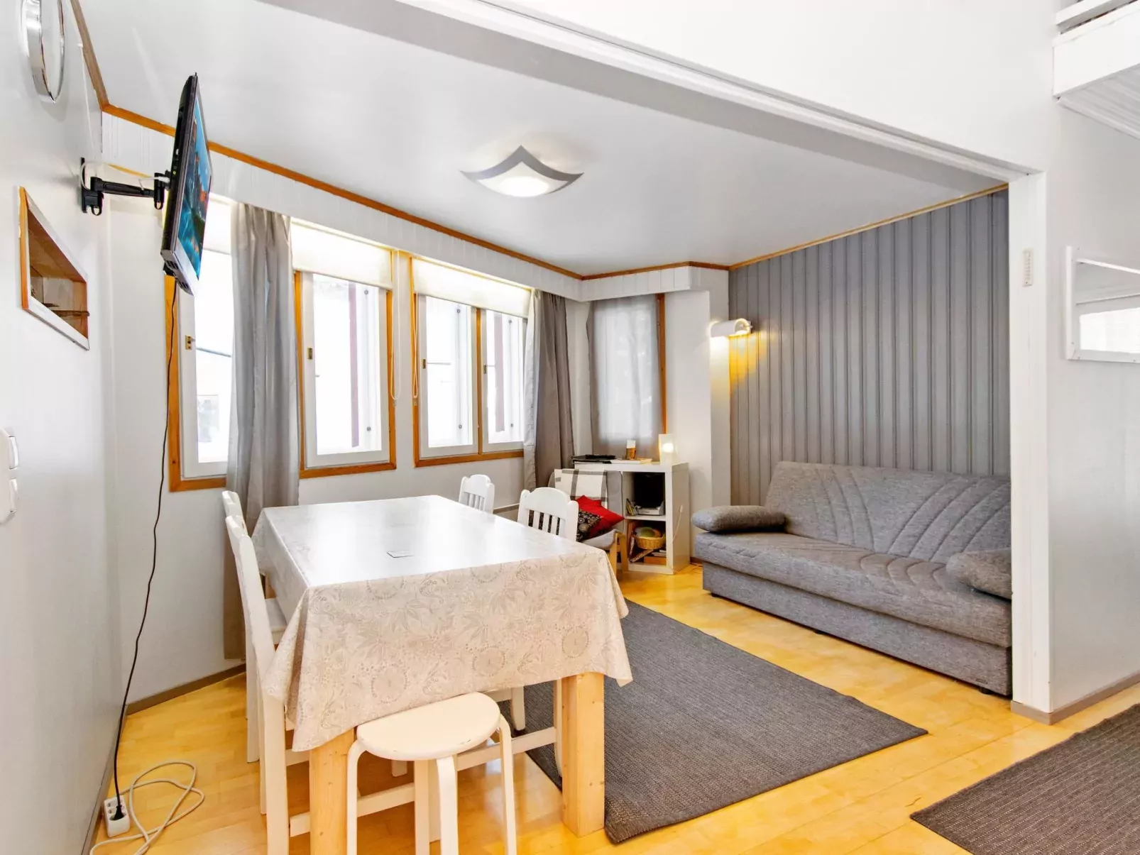 Hallantytär b3 paritalo-Drinnen
