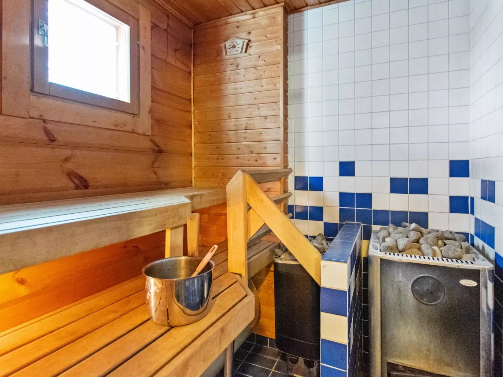 Lomataivas cottage-Drinnen