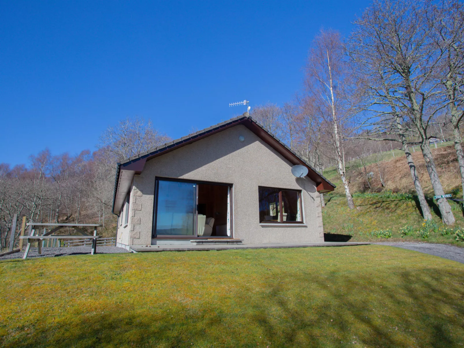 Achmony Byre-Dehors