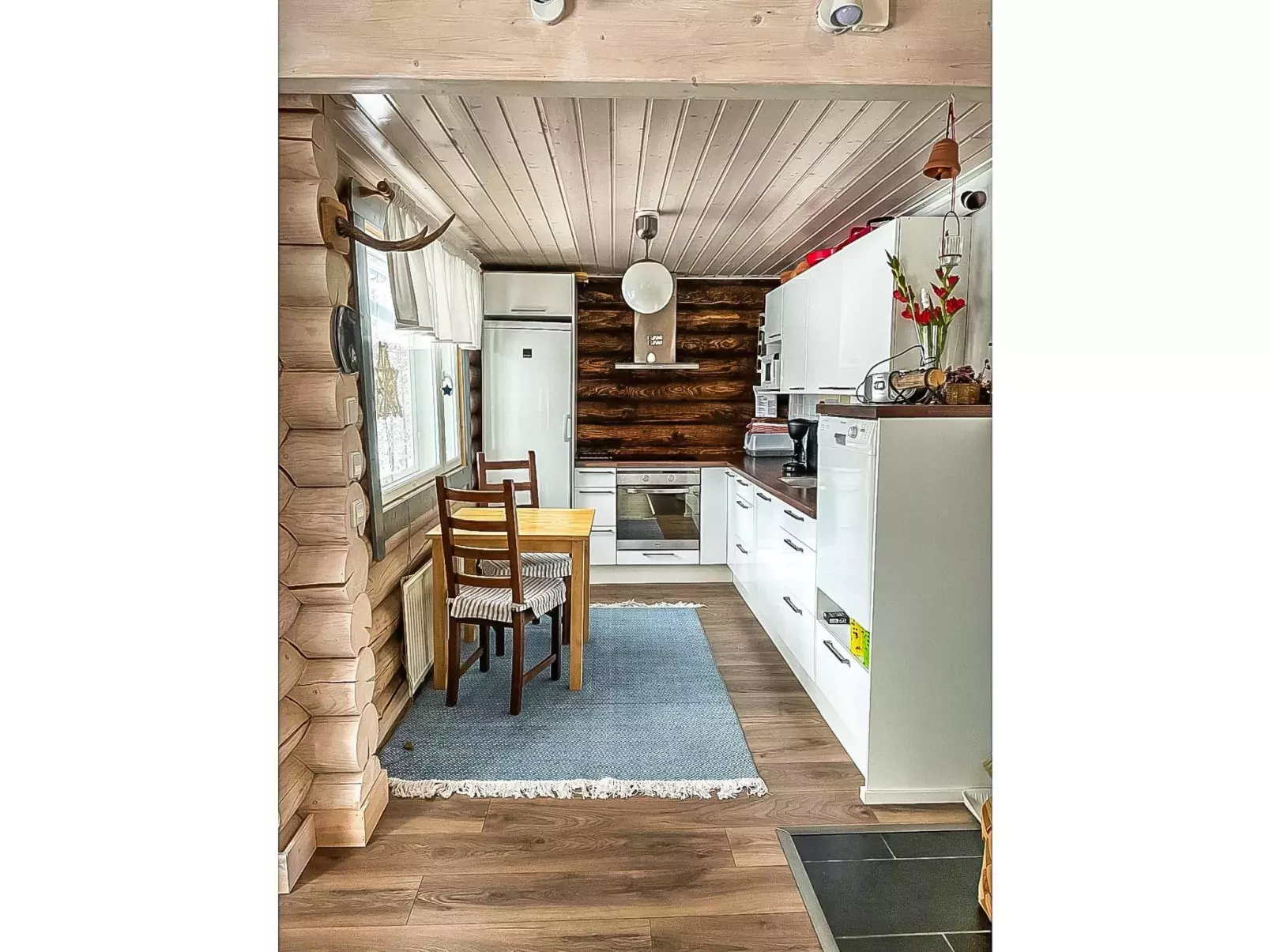 Isopyhänmaa-Inside