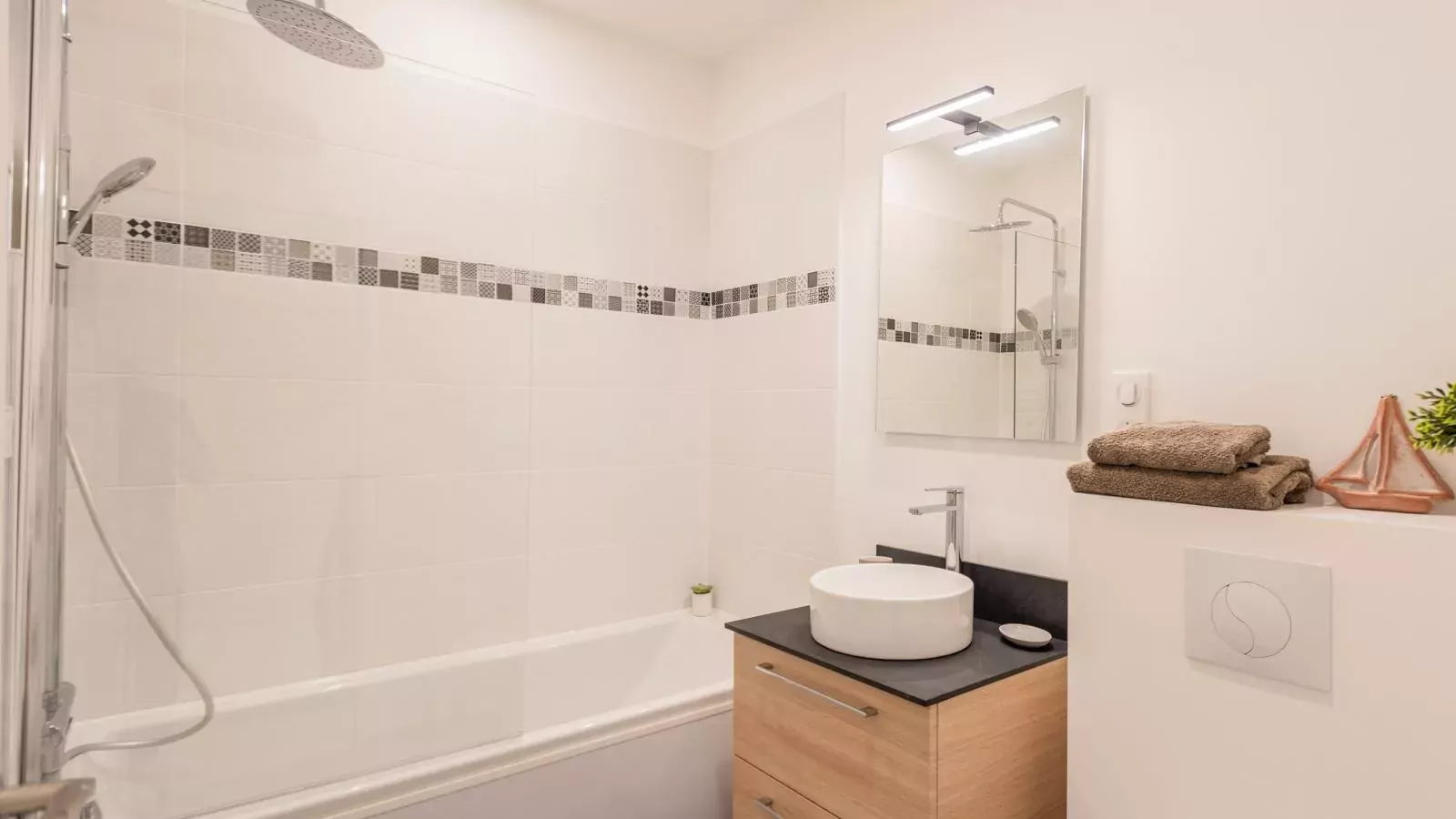 Les Escures 2-Bathroom