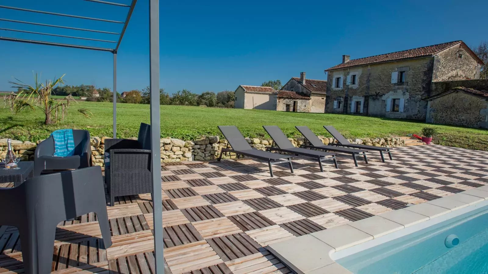 Les Escures 2-Exterior summer