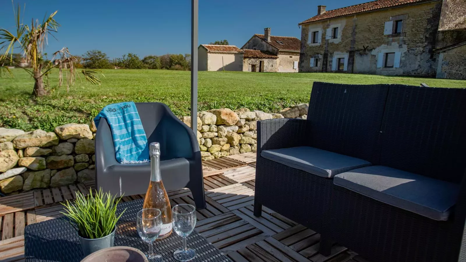 Les Escures 2-Terrace balcony