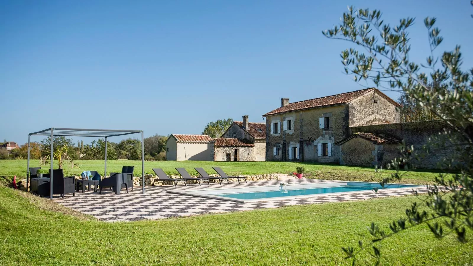 Les Escures 2-Exterior summer