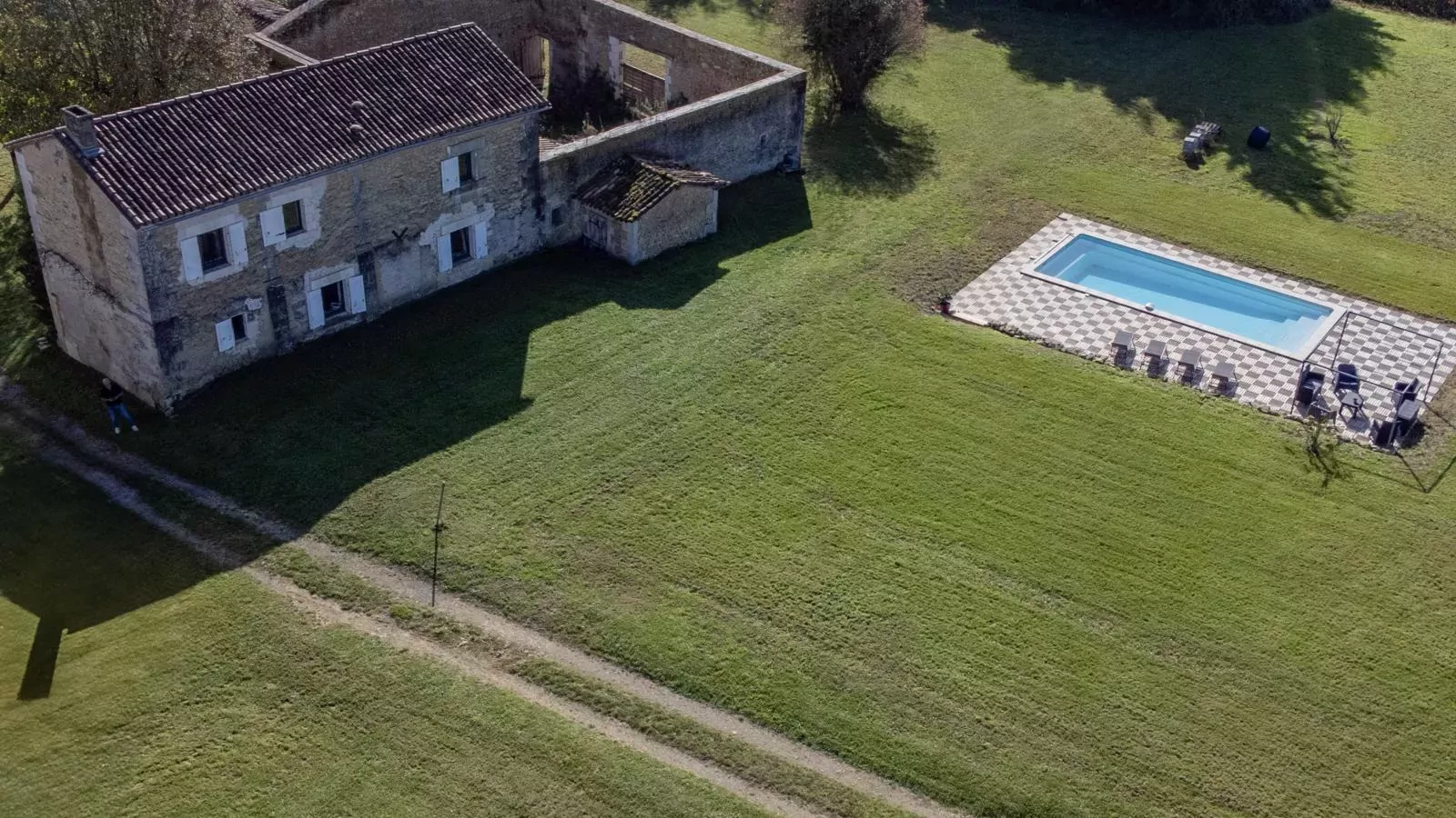 Les Escures 2-Outdoor