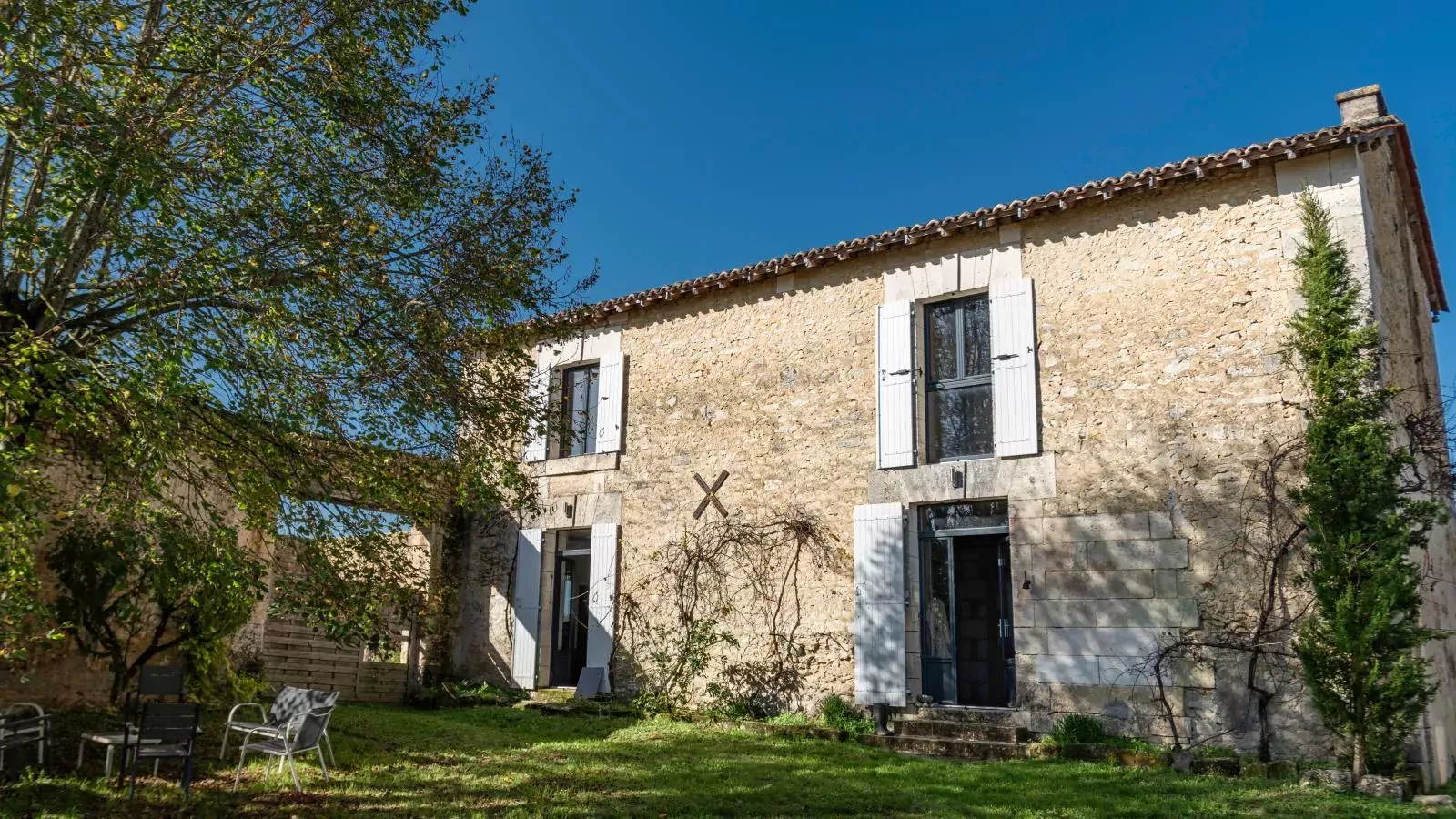 Les Escures 2-Exterior summer