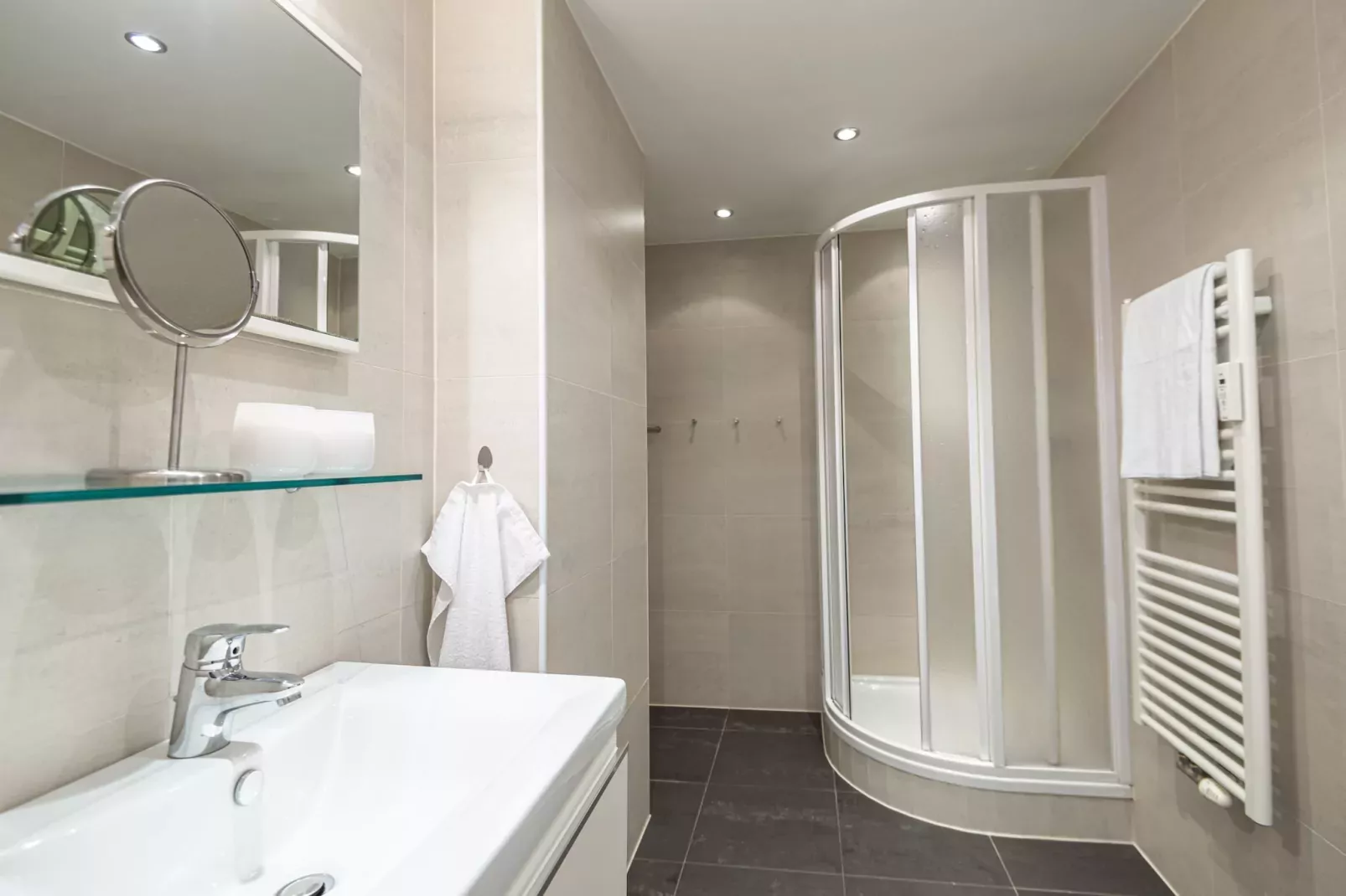 HL2 haus lothringen 01-Bathroom