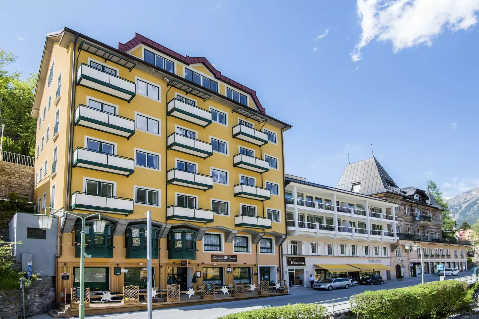 RL2 Residenz Lothringen 01-Exterior summer