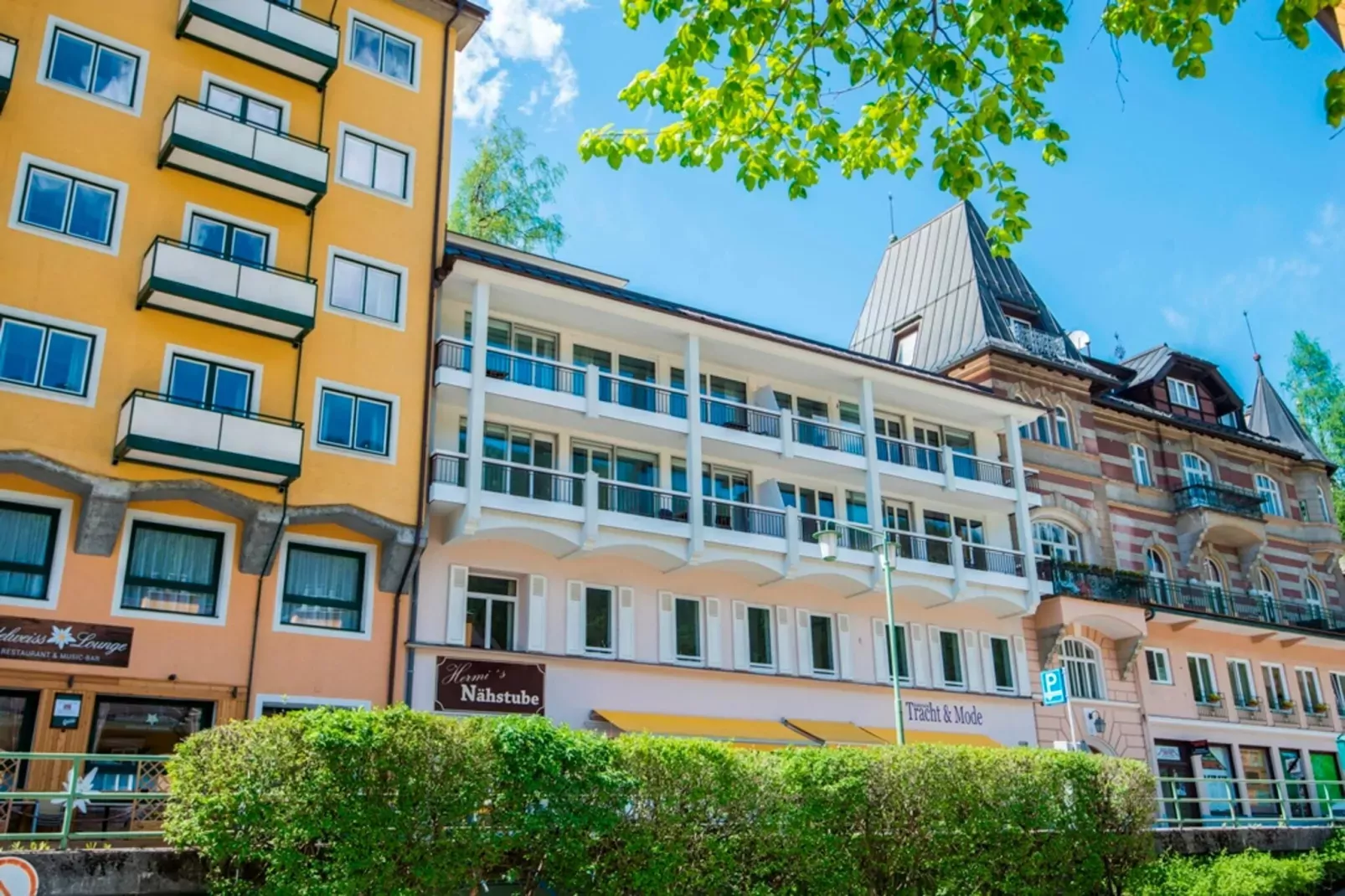 RL2 Residenz Lothringen 01-Exterior summer