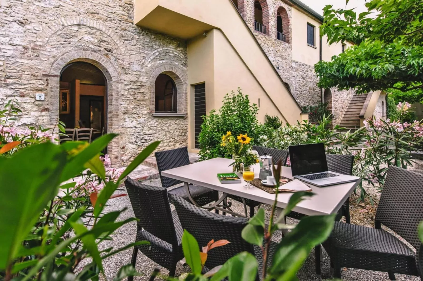 Agri-tourism Tenuta Quarrata, Santo Pietro Belvedere-trilo-Balcon-terrasse