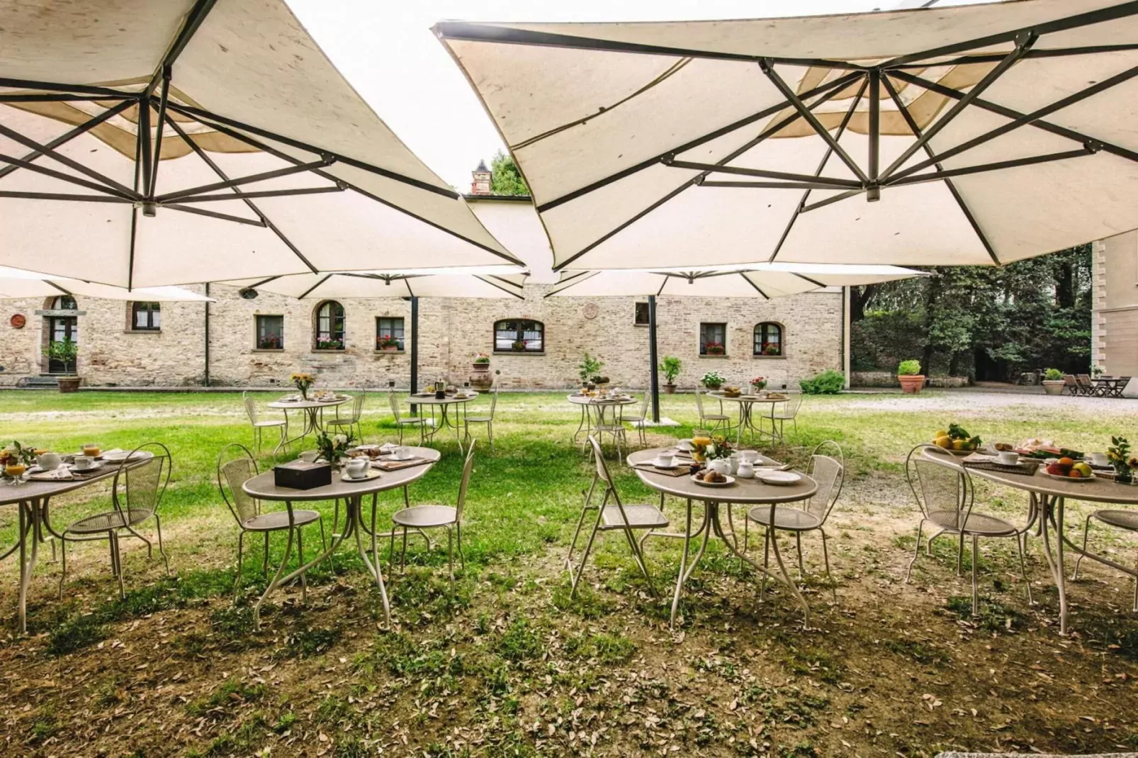 Agri-tourism Tenuta Quarrata, Santo Pietro Belvedere-quadri-Gardens summer