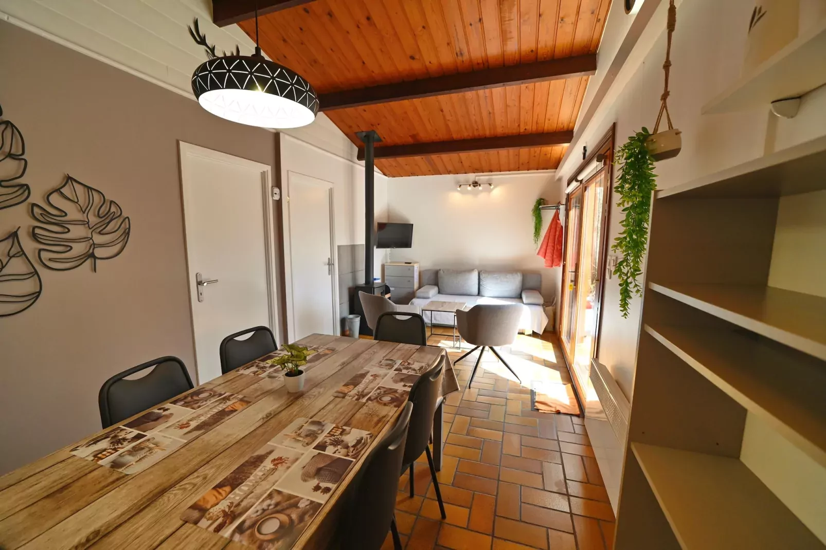 Les Trois Feuilles-Dining room