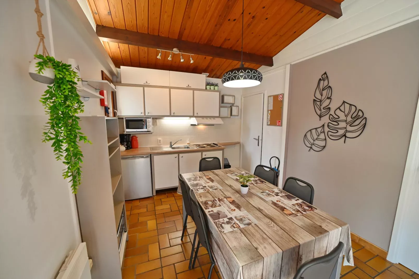 Les Trois Feuilles-Dining room