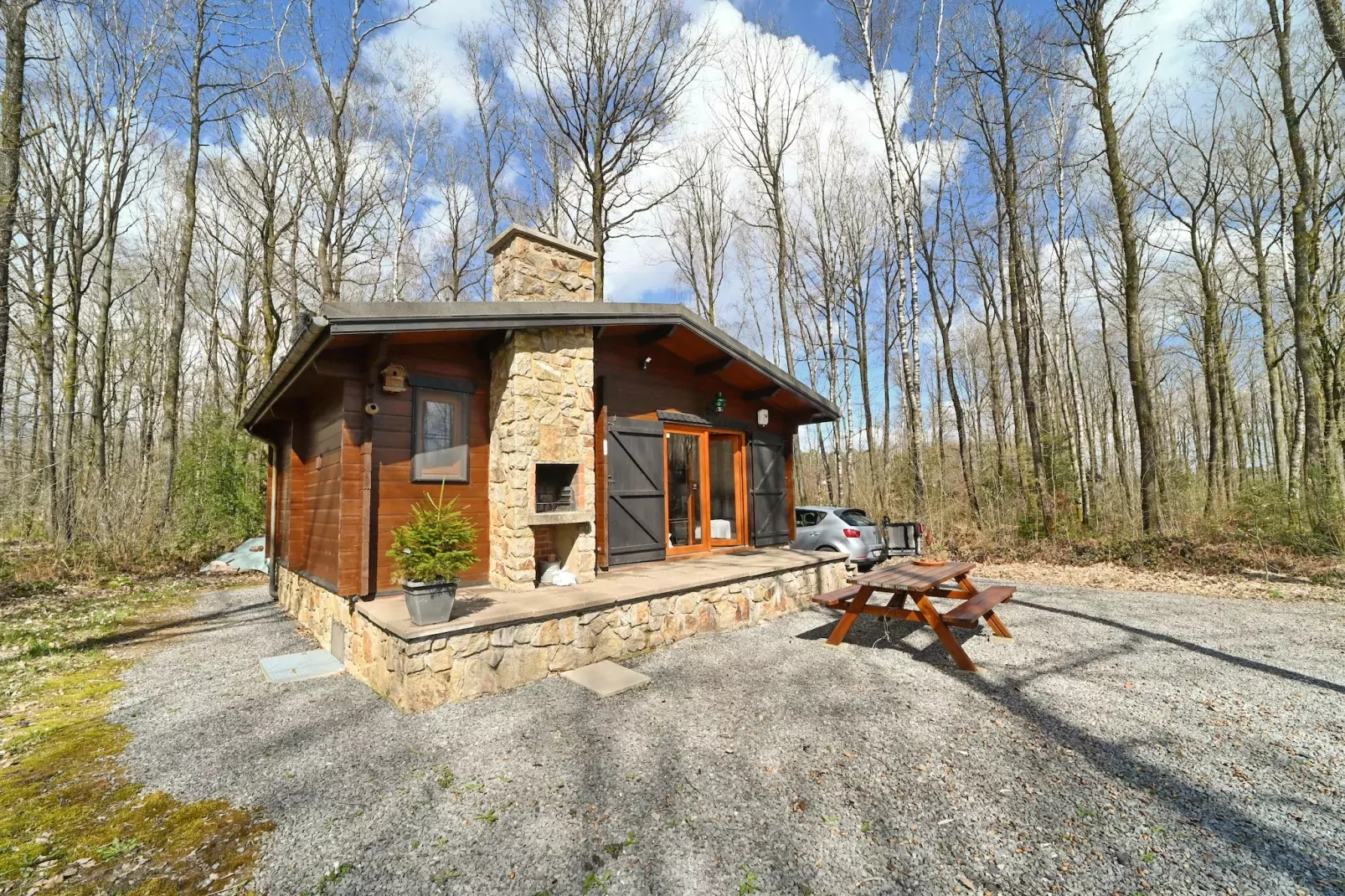 Les Trois Feuilles-Exterior winter