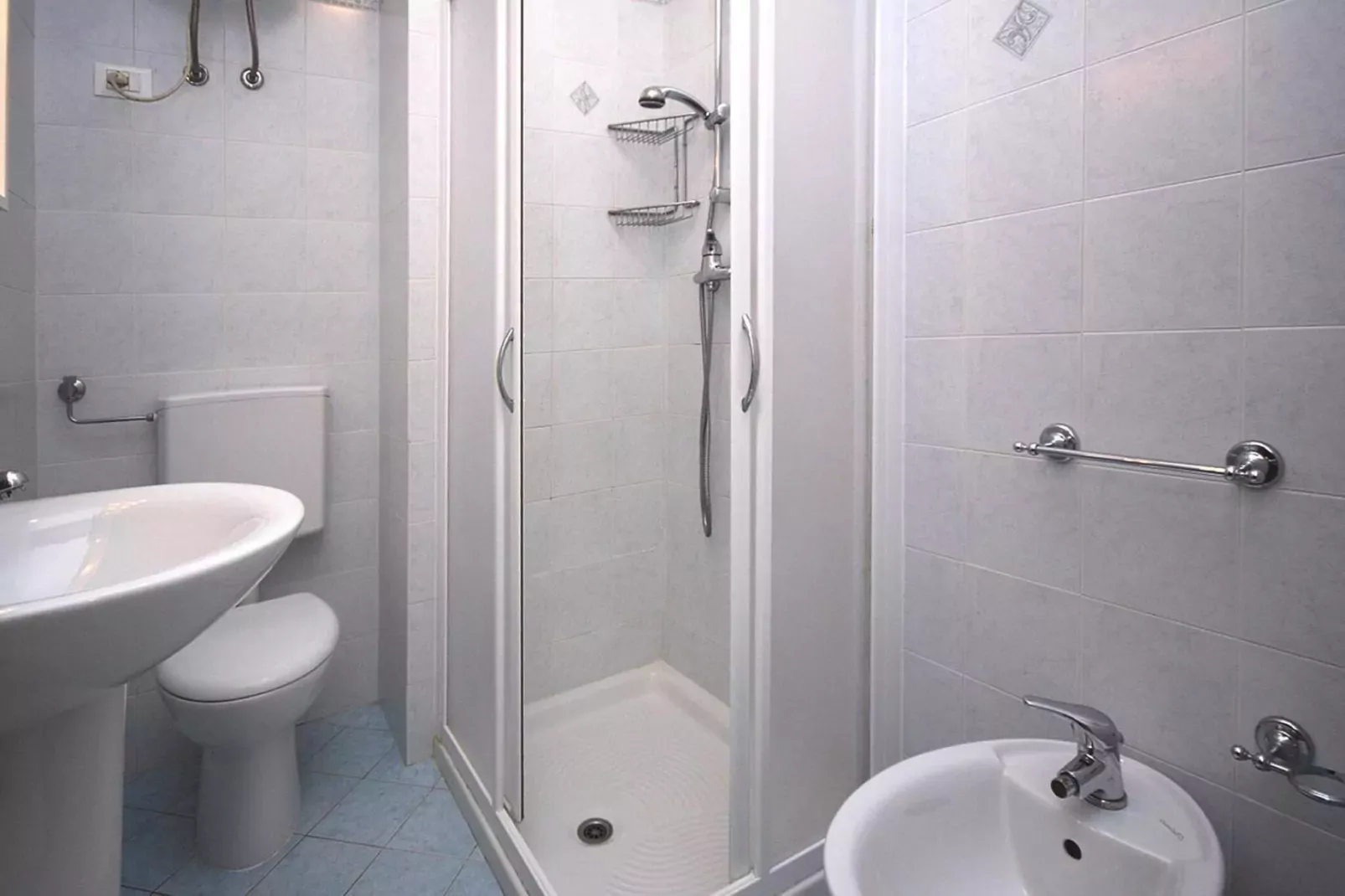 Apartments Bianco Nero Lignano Sabbiadoro-B4-Bathroom