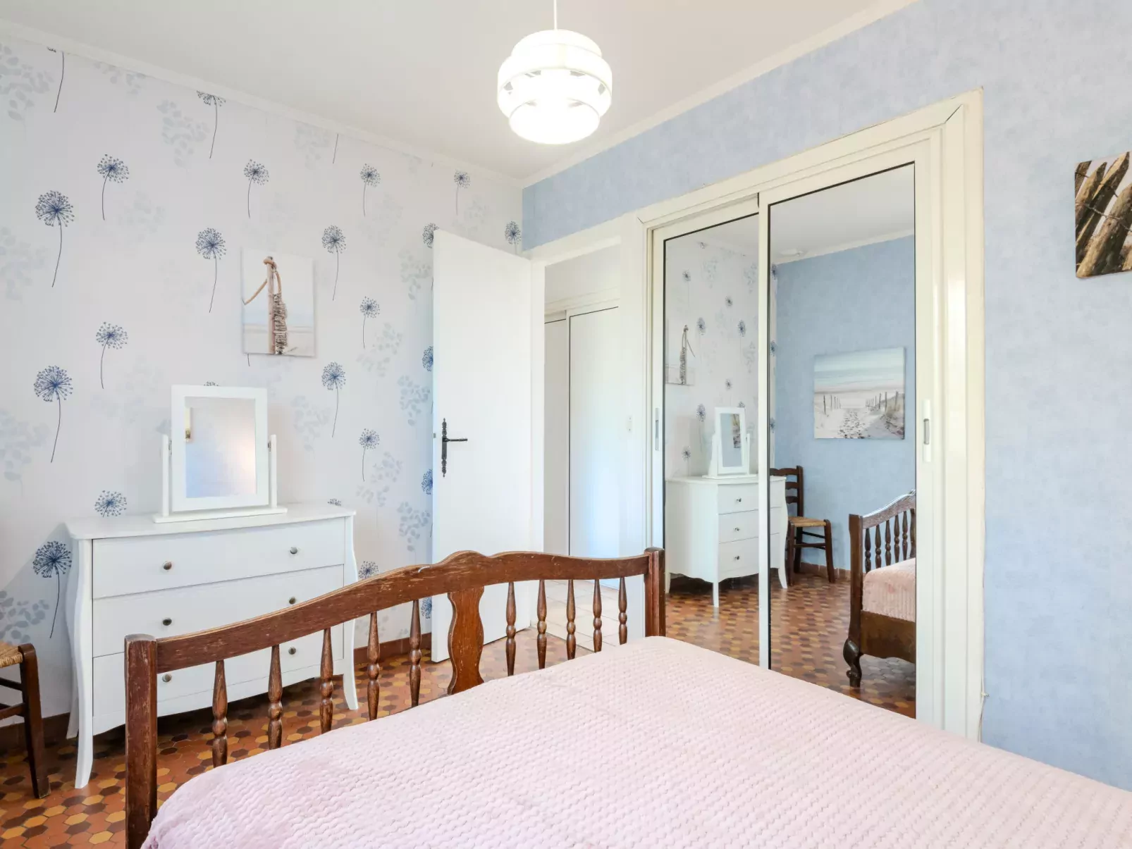 Promenade des Pins-Inside