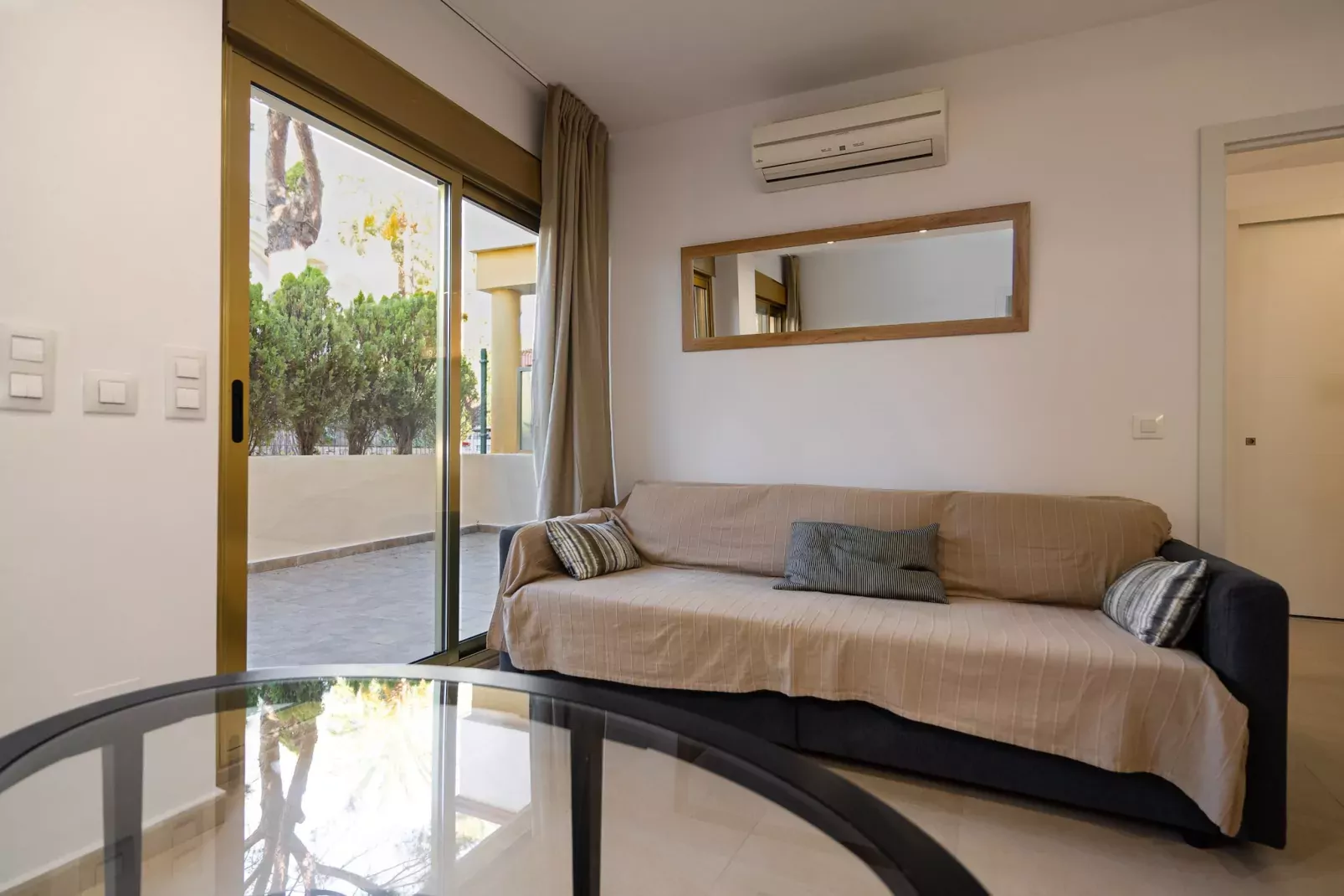 Beachside apartment in Elviria, Romana Playa-Living room