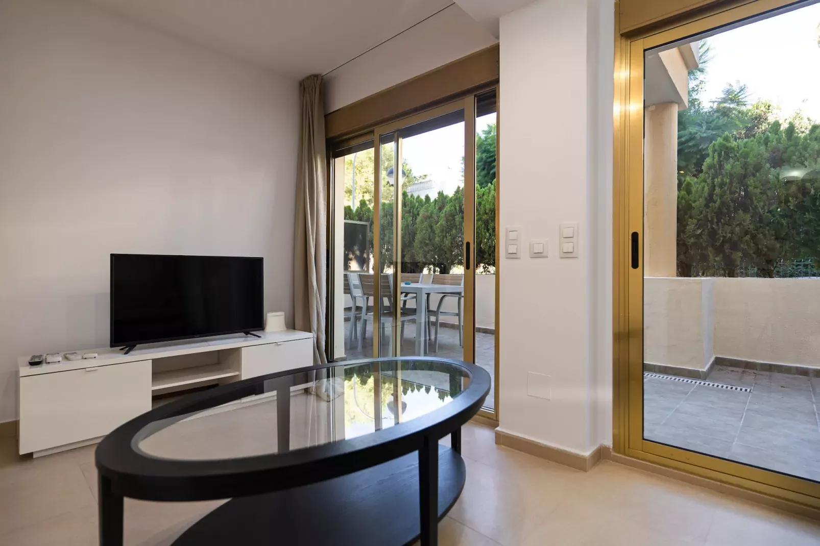 Beachside apartment in Elviria, Romana Playa-Living room
