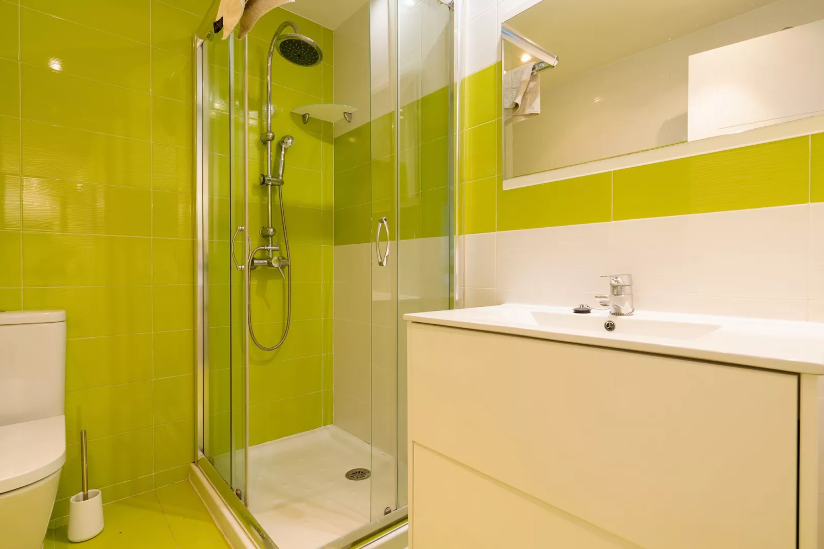 Beachside apartment in Elviria, Romana Playa-Bathroom
