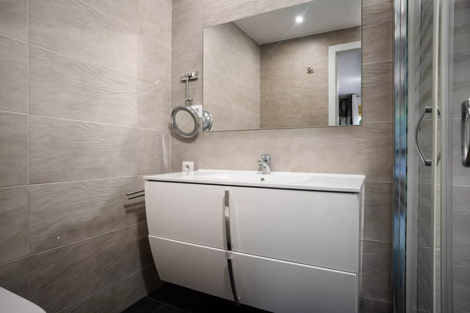 Beachside apartment in Elviria, Romana Playa-Bathroom