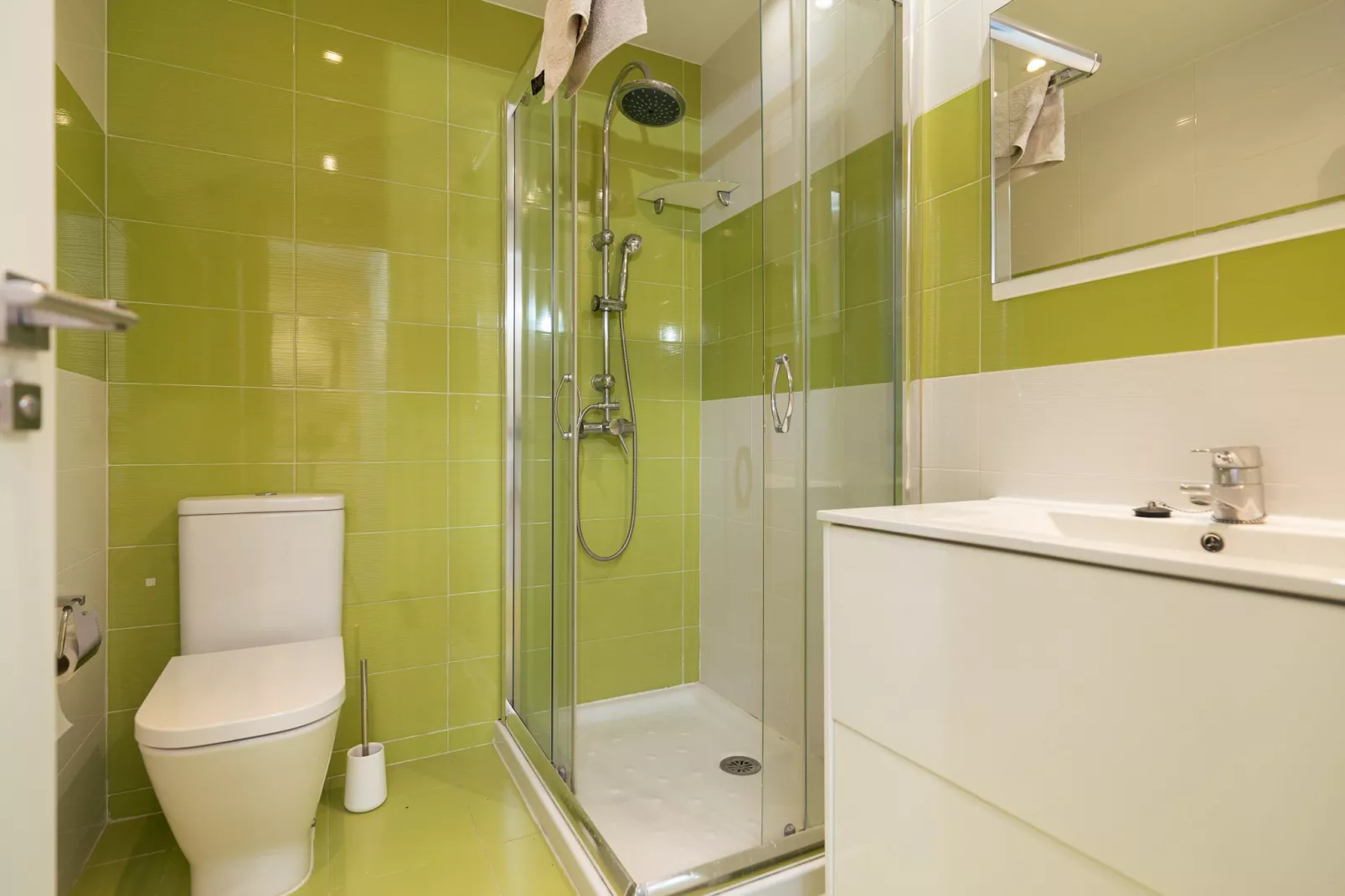 Beachside apartment in Elviria, Romana Playa-Bathroom