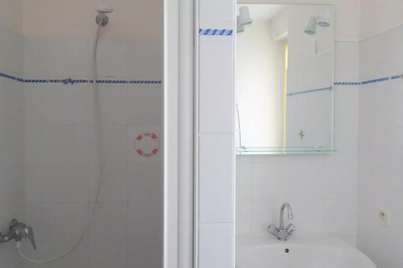 Semi-detached houses, Etables-sur-Mer-Hortensias-Bathroom
