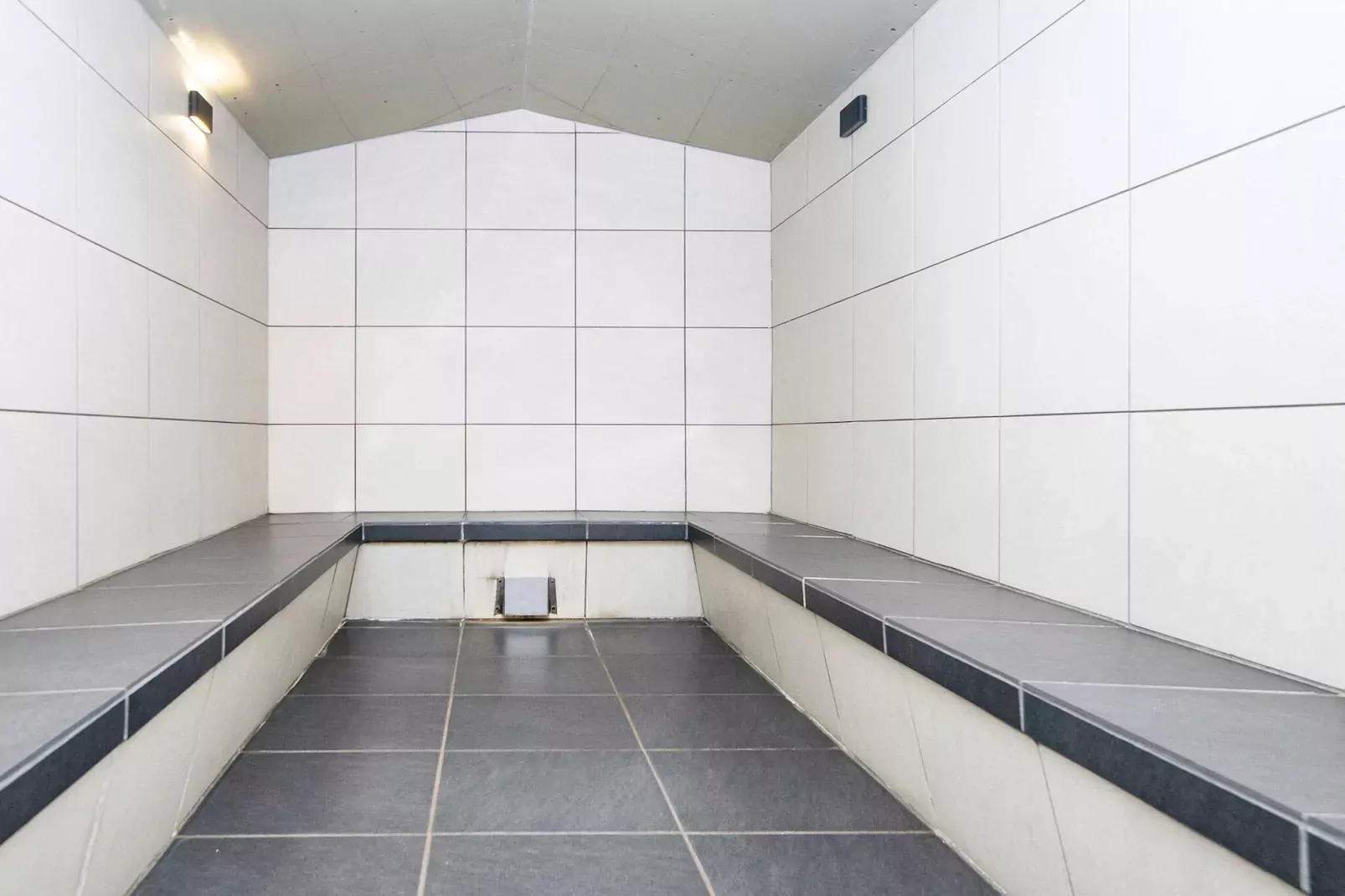 3 room,2 levels.Premium-Non tagué