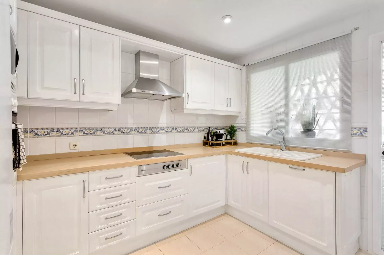 Amazing sea views Hacienda Elviria-Kitchen