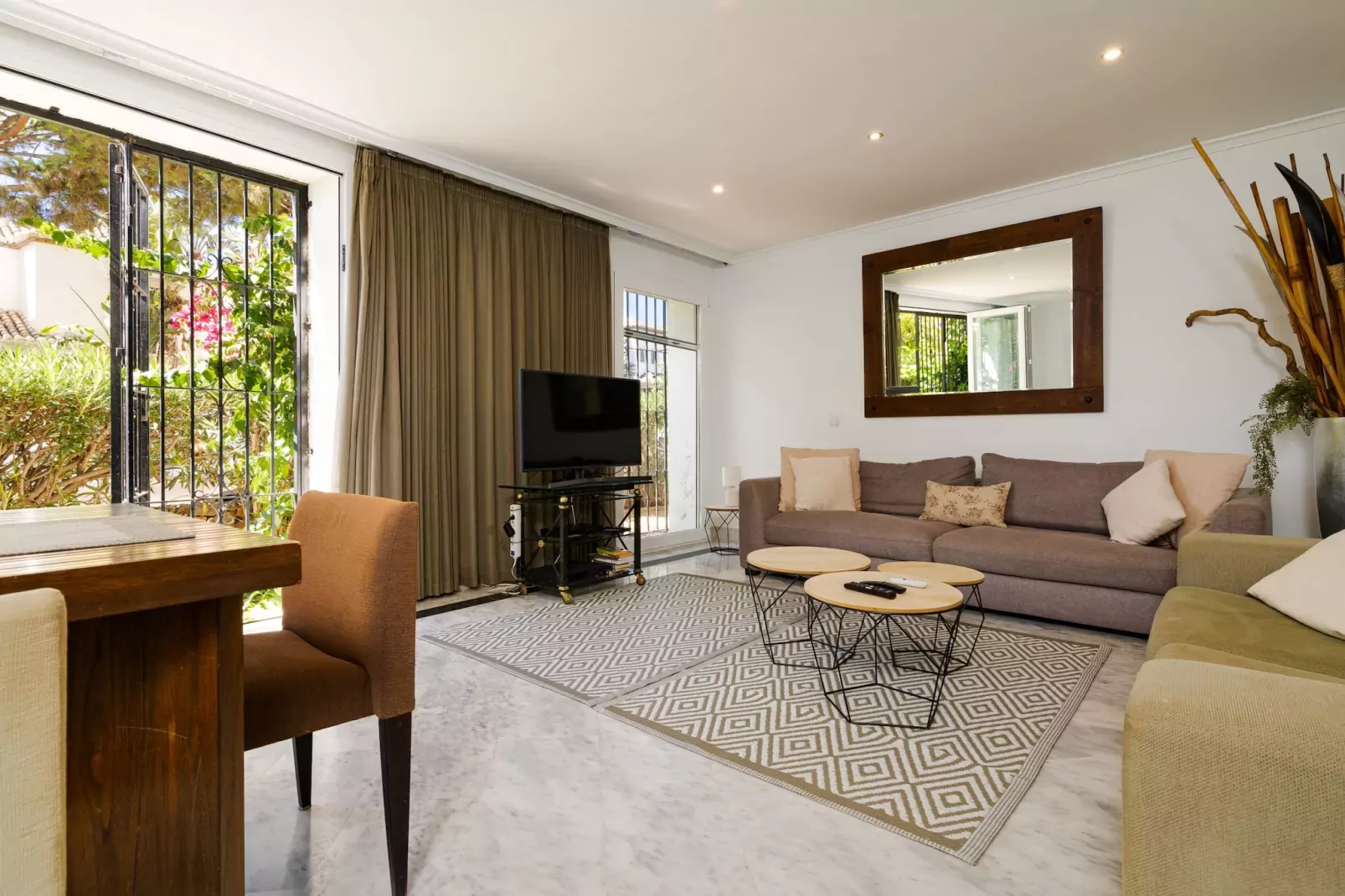 White Pearl beach Elviria H1-Living room