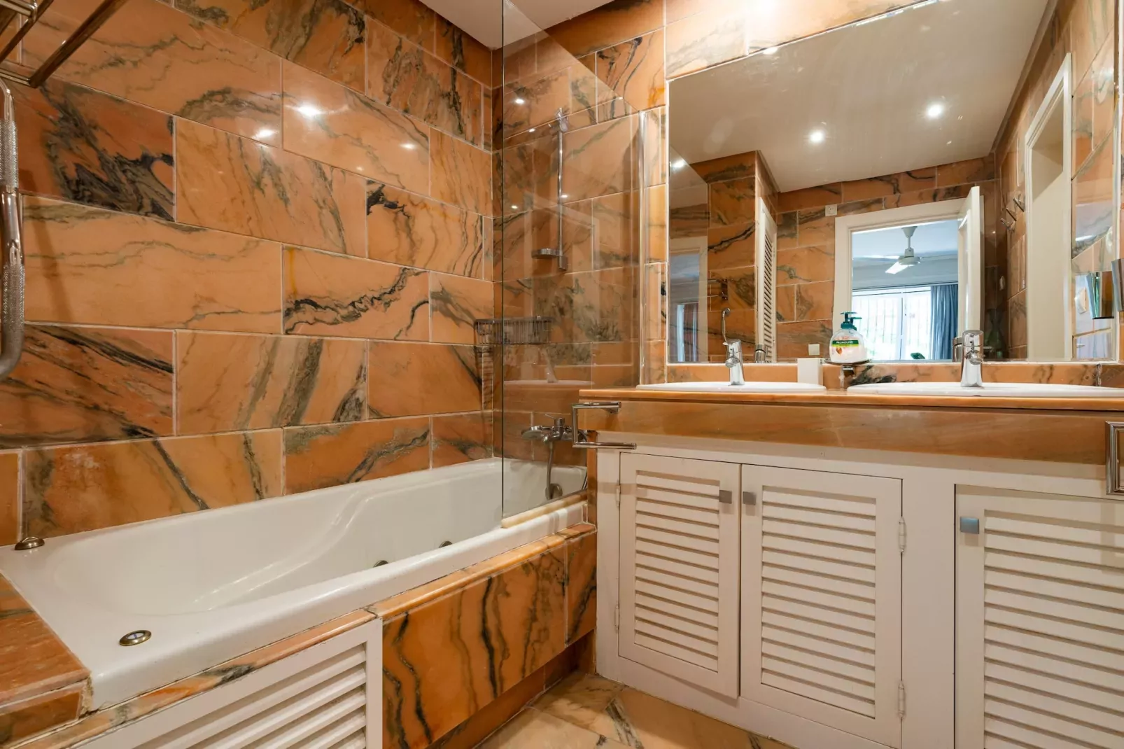 White Pearl beach Elviria H1-Bathroom