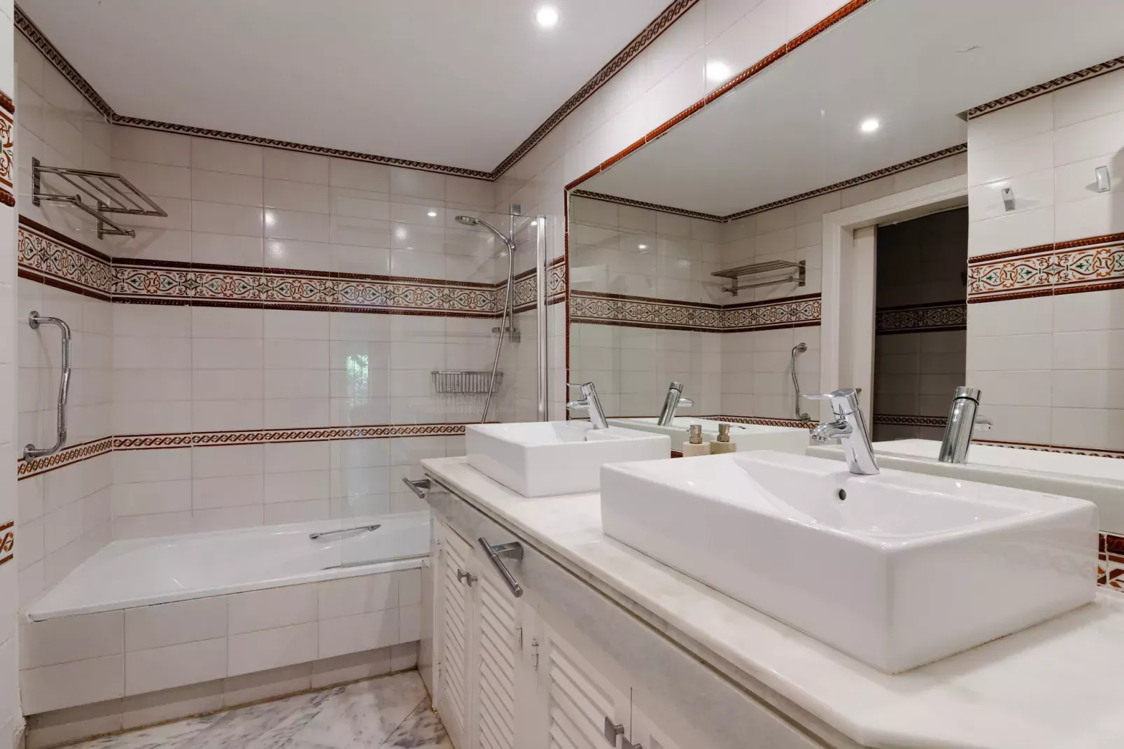 White Pearl beach Elviria H1-Bathroom