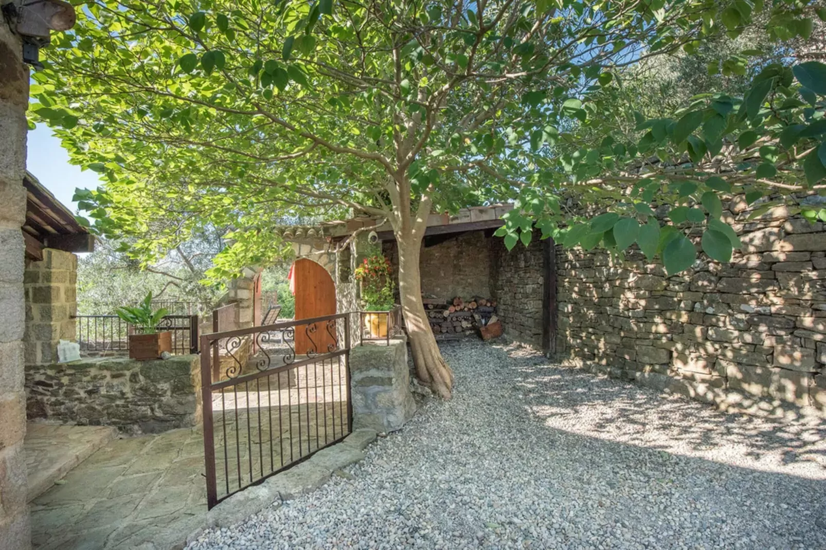 Villa Chassiers petit-Exterior summer