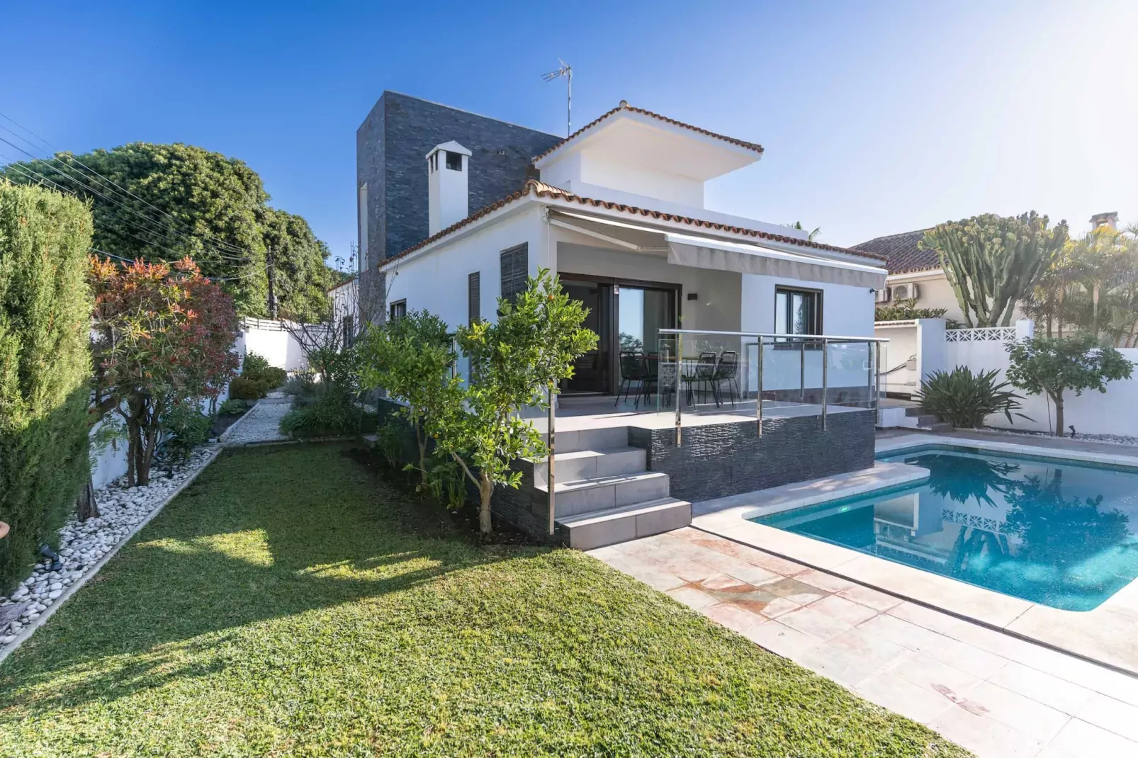 Modern Villa close to Costabella beach-Gardens summer