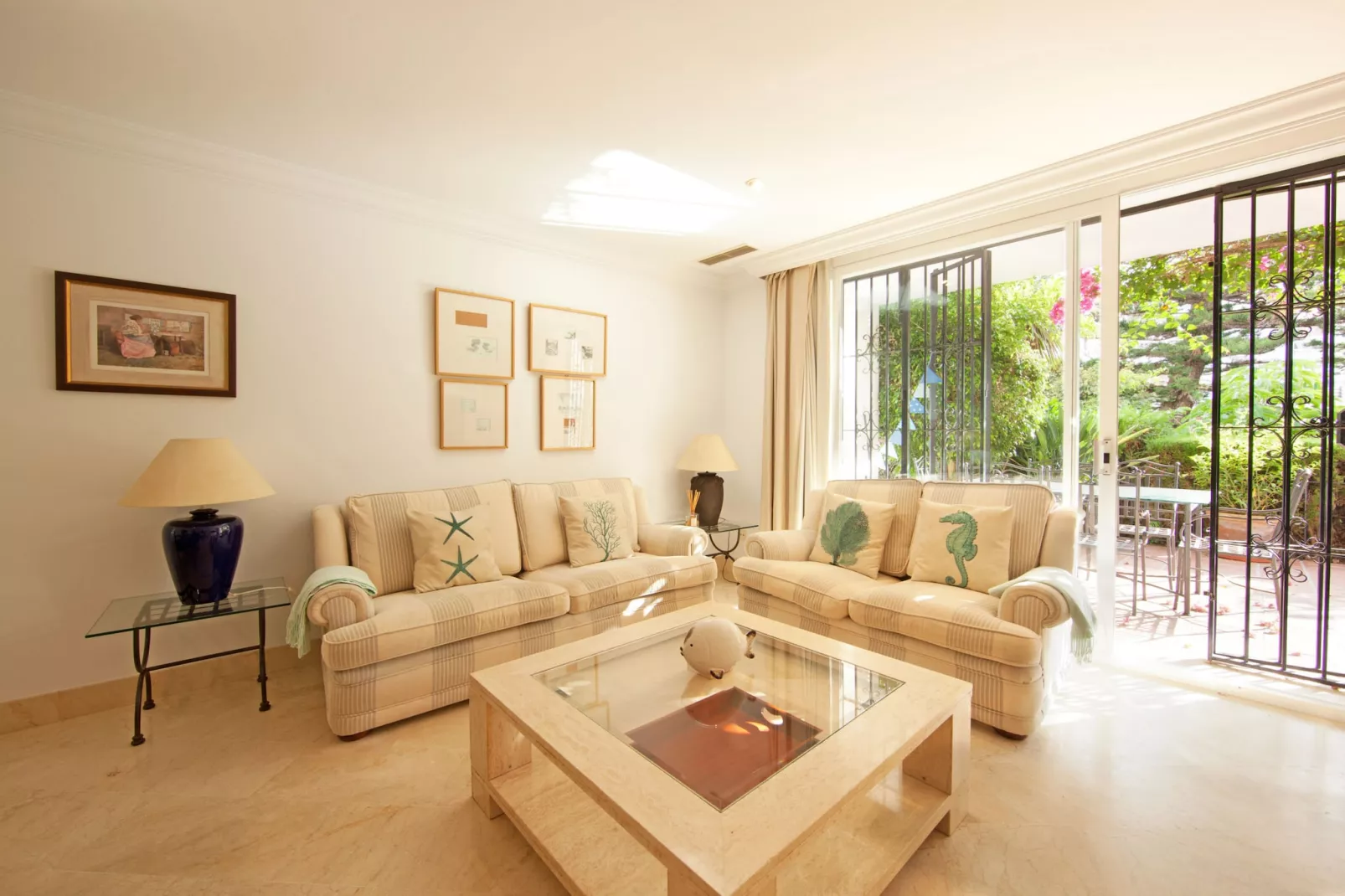 White Pearl Beach J4-Living room