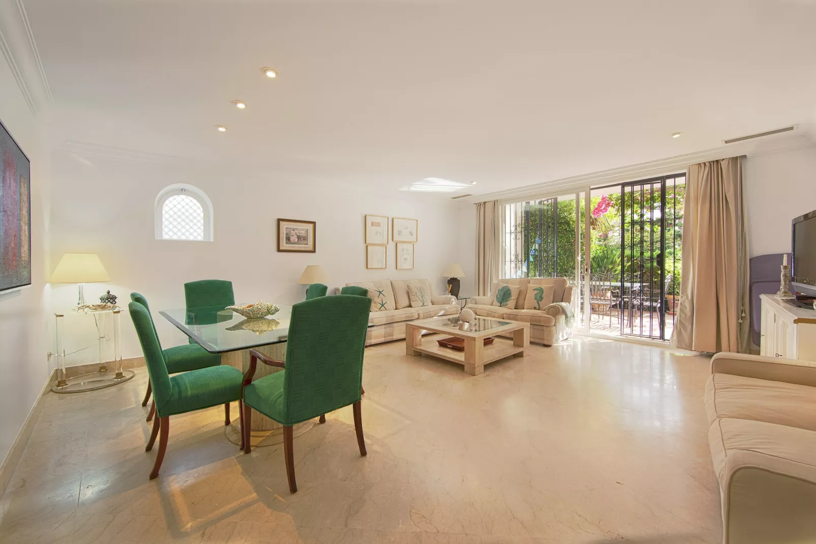White Pearl Beach J4-Living room